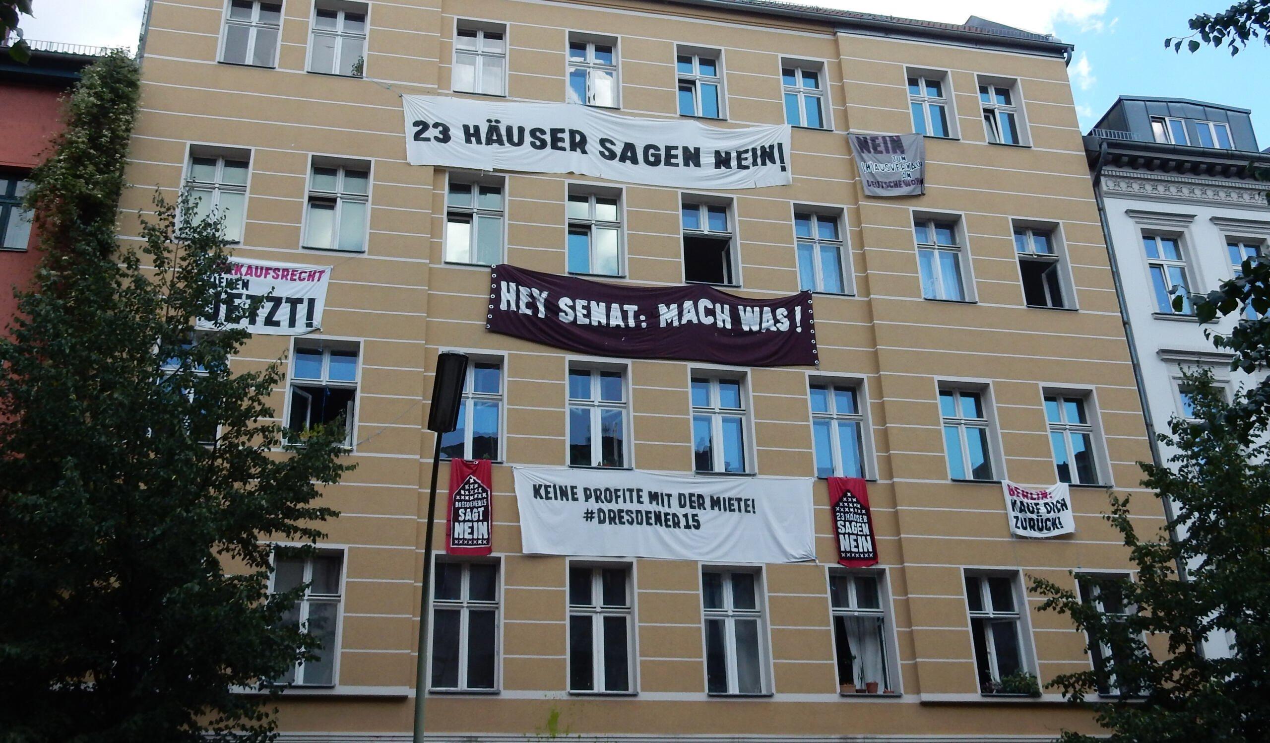Budynek w Niemczech obwieszony transparentami
