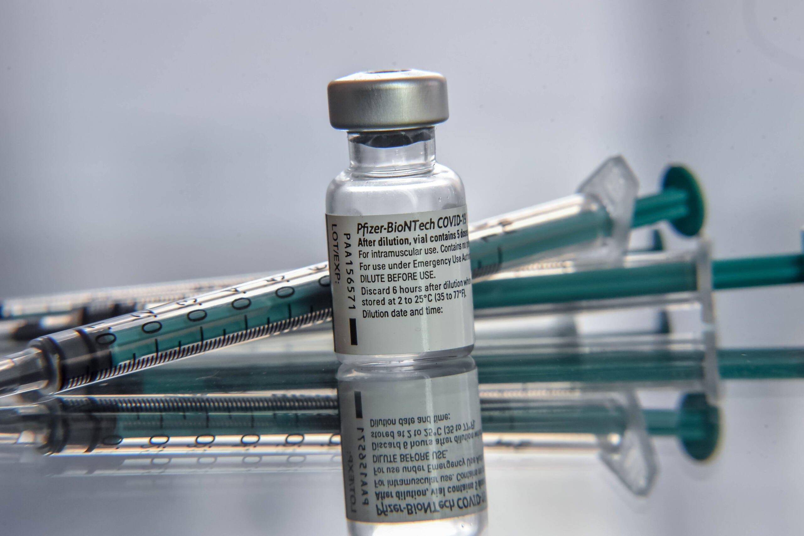 szczepionka Pfizer/BioNtech i strzykawki