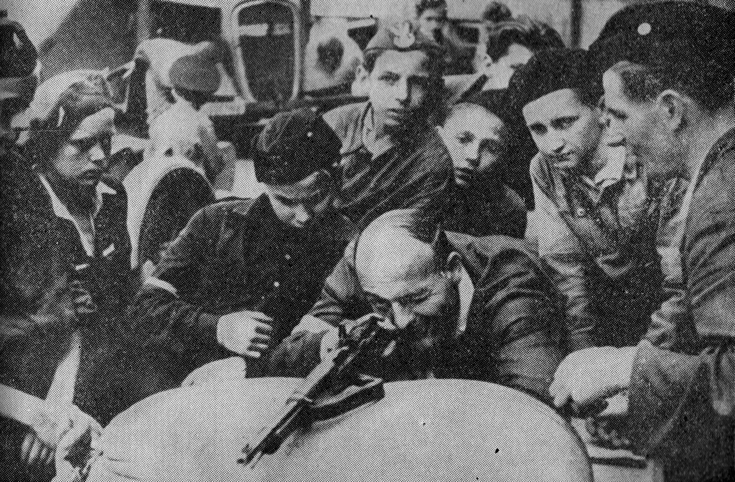 Najmłodsi żołnierze powstania warszawskiego podczas nauki strzelania