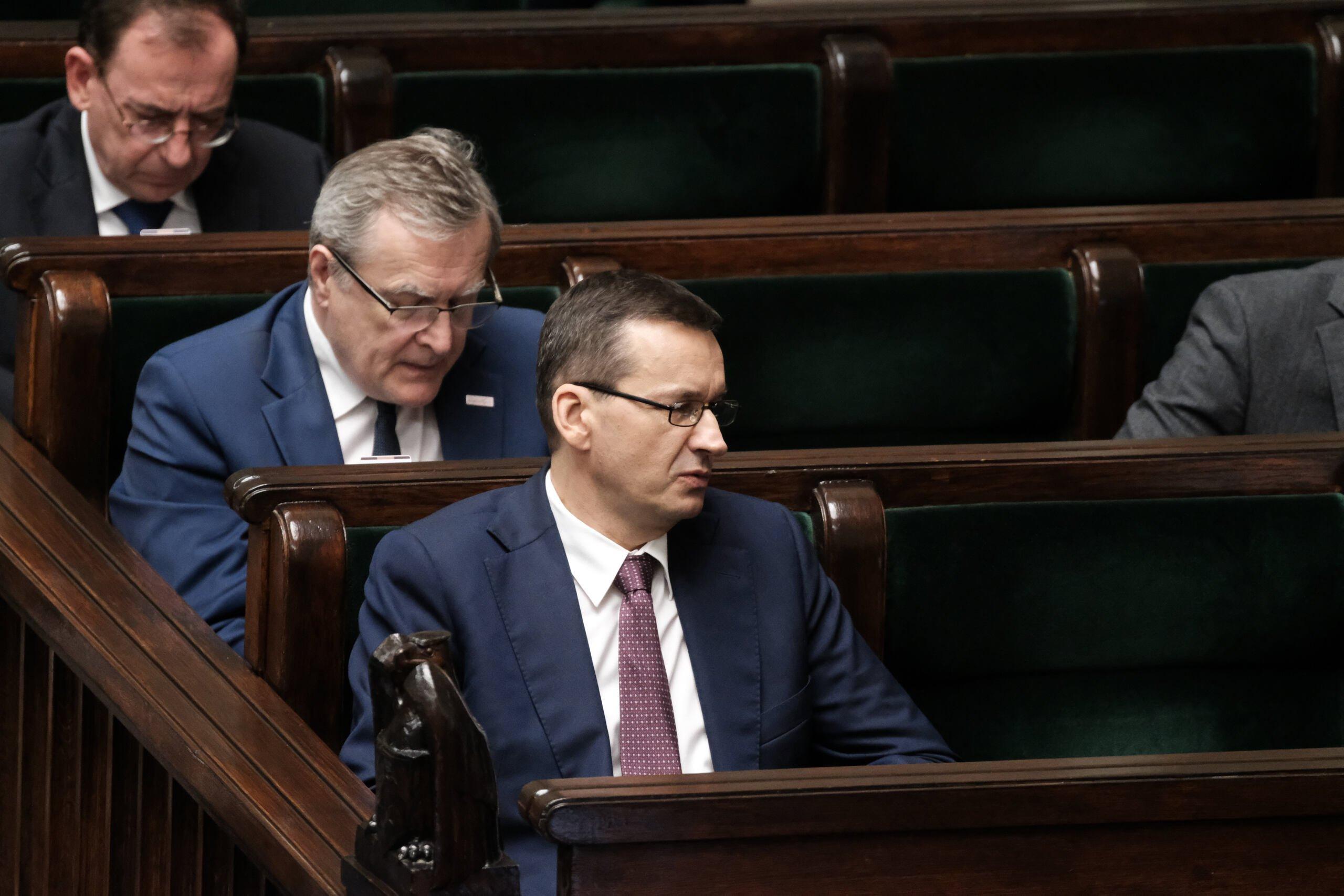 19.06.2020 Warszawa . Sejm . Poslowie podczas wieczornego bloku glosowan , miedzy innymi nad poprawkami Senatu w sprawie dodatku solidarnosciowego , nad bonem turystycznym i nad tarcza antykryzysowa 4 . 0 . Na zdjeciu : Minister kultury i dziedzictwa narodowego Piotr Glinski i premier Mateusz Morawiecki . 
Fot. Slawomir Kaminski / Agencja Gazeta