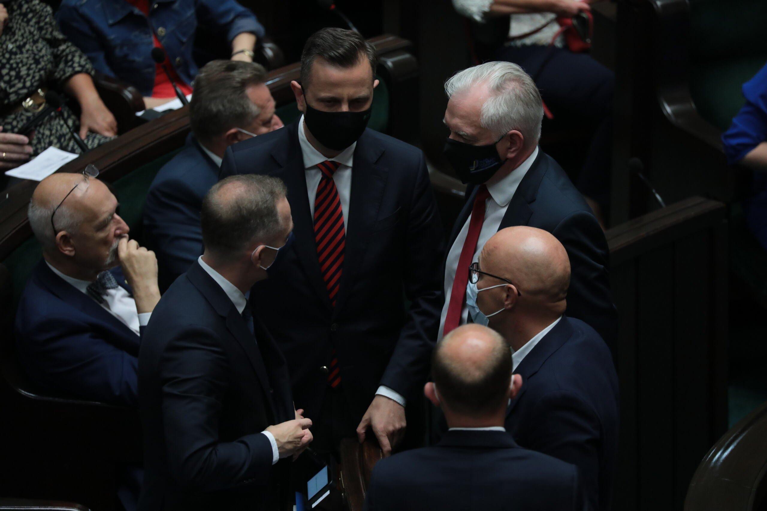 PiS przegrywa głosowanie w sprawie odroczenia obrad Sejmu. Gowin i Kukiz głosują z opozycją