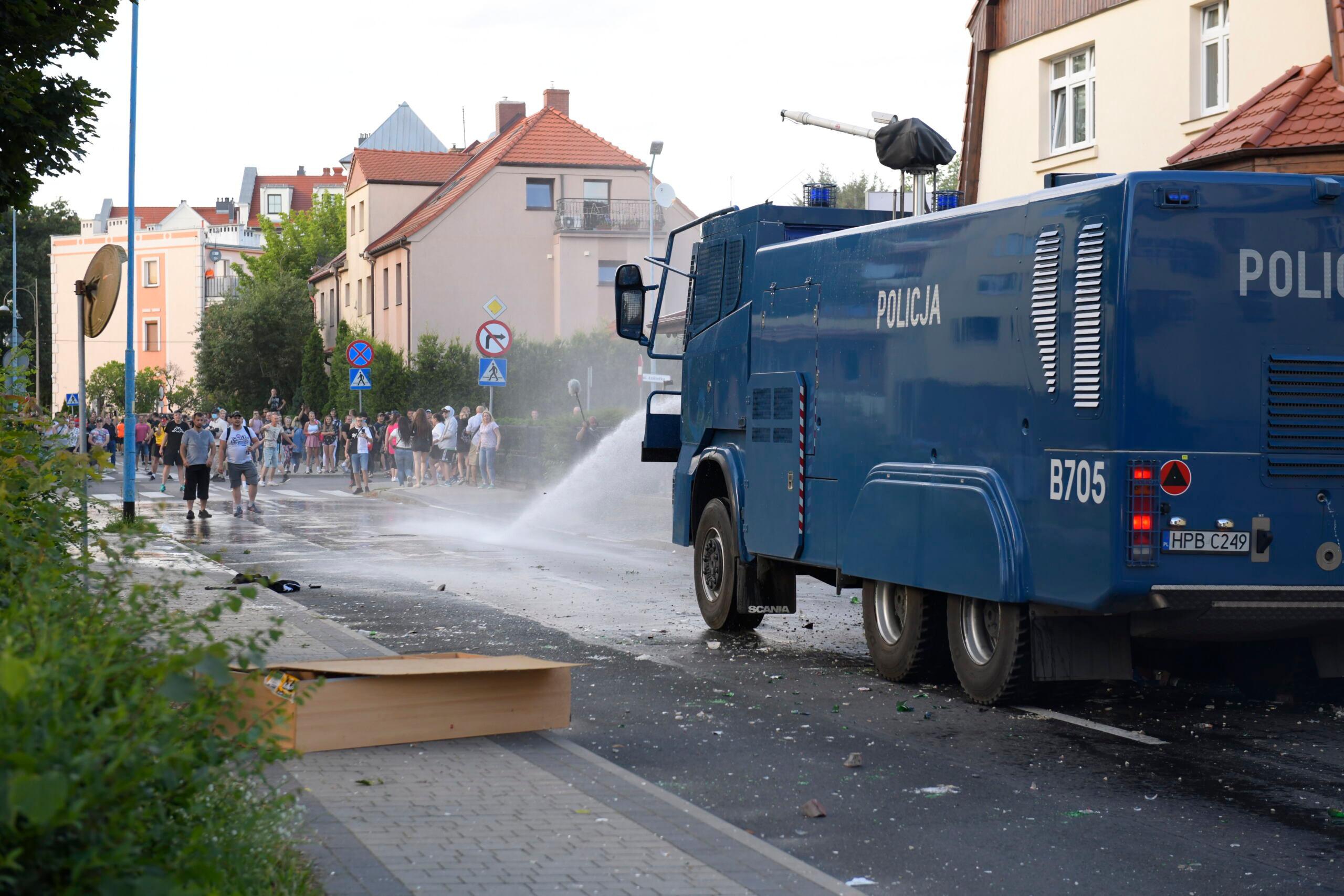 Lubin, protest pod Komendą Policji. W użyciu armatka wodna