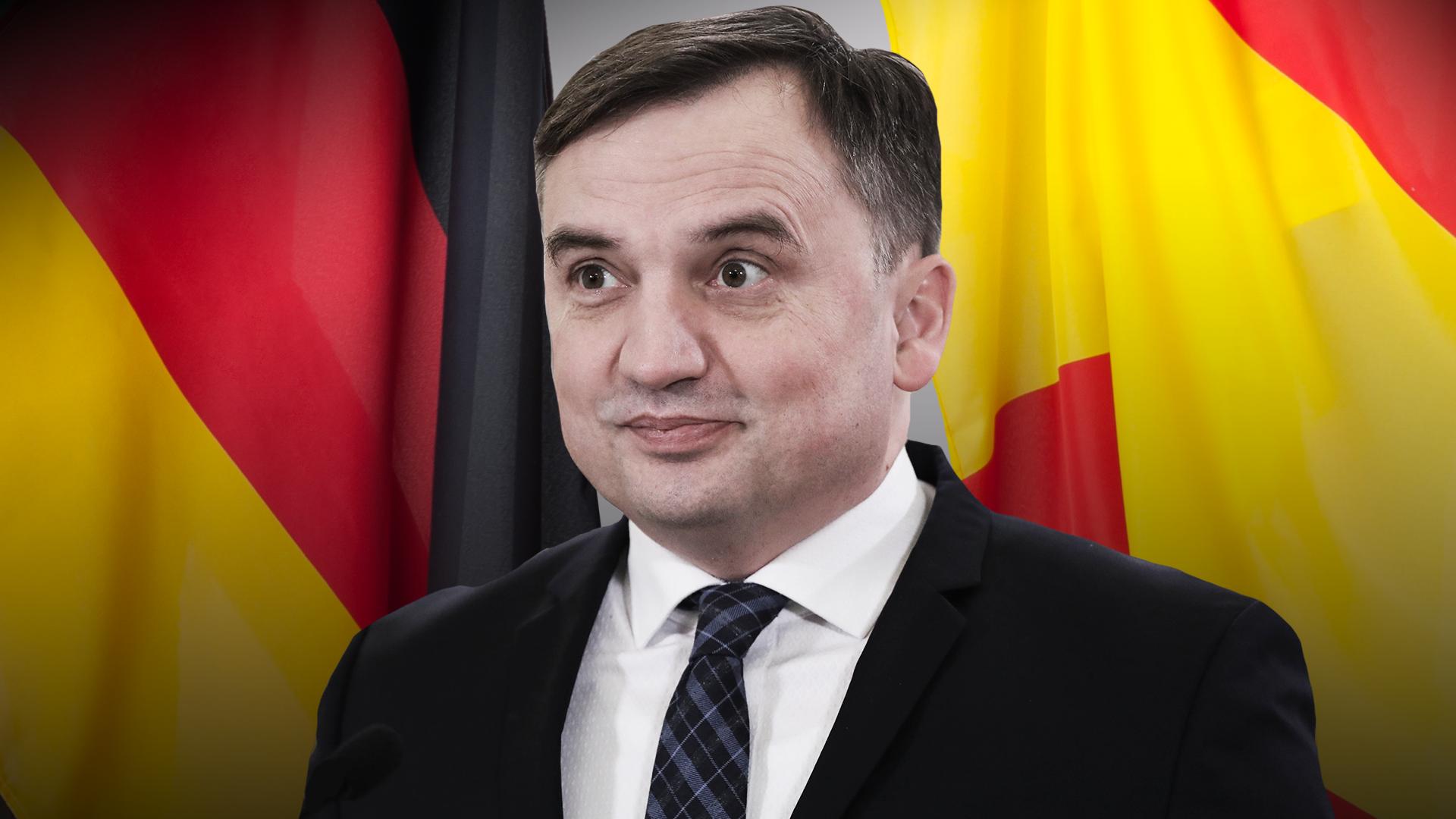 Zbigniew Ziobro na tle flag: niemieckiej i hiszpańskiej