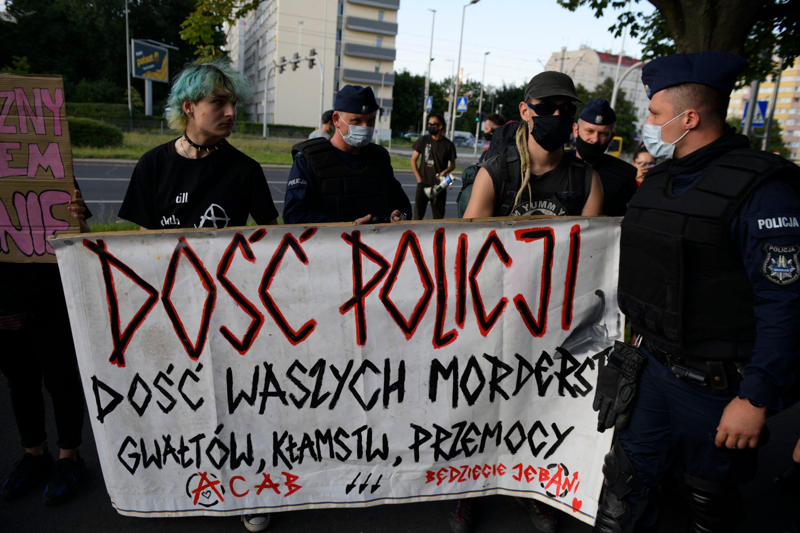 Kobiety z transparentem protestującym przeciwko brutalności policji po śmierci Bartosza S. Wrocław, 09.08.21