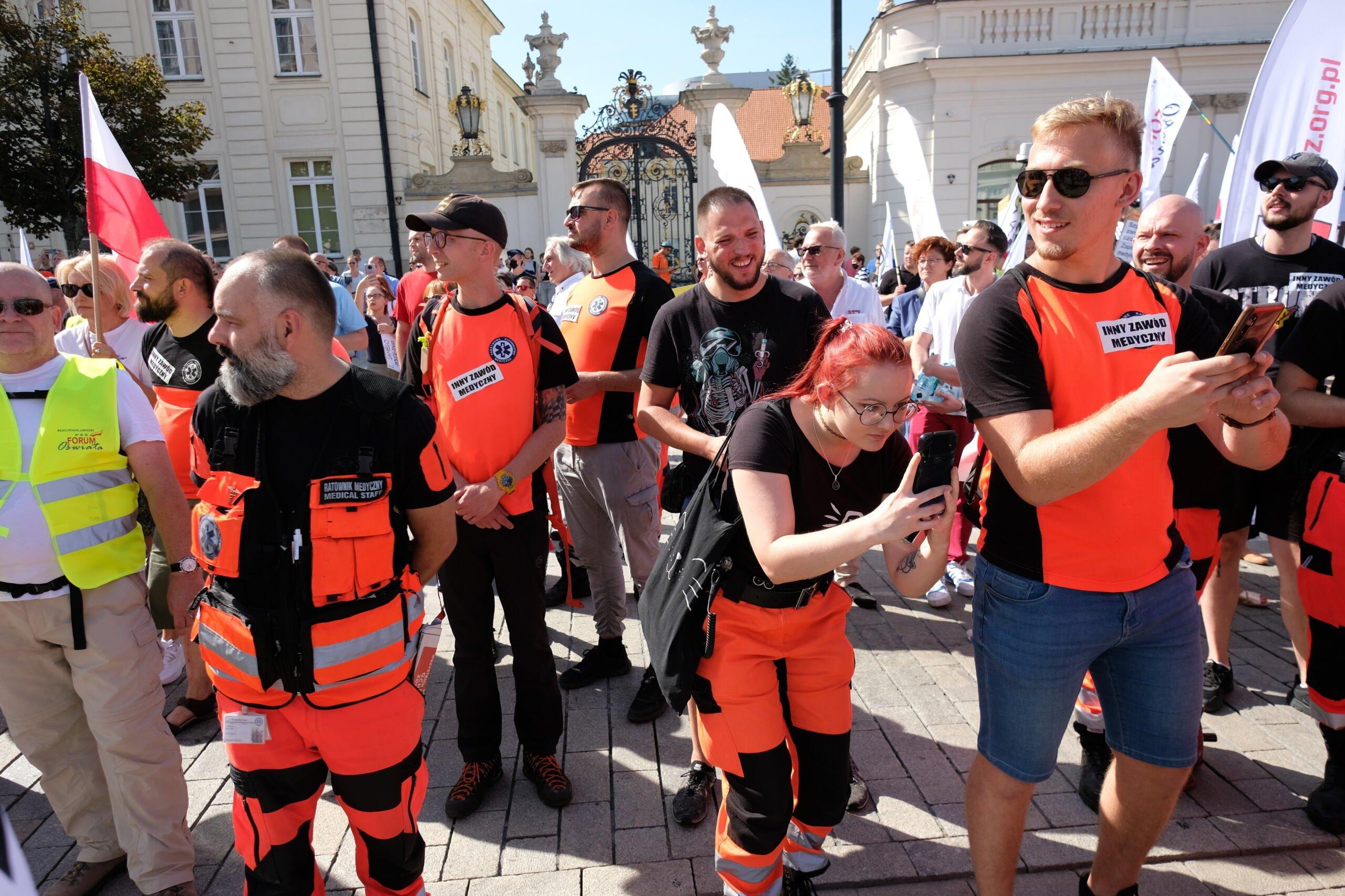 Grupa ratowników medycznych na proteście 11 września w Warszawie
