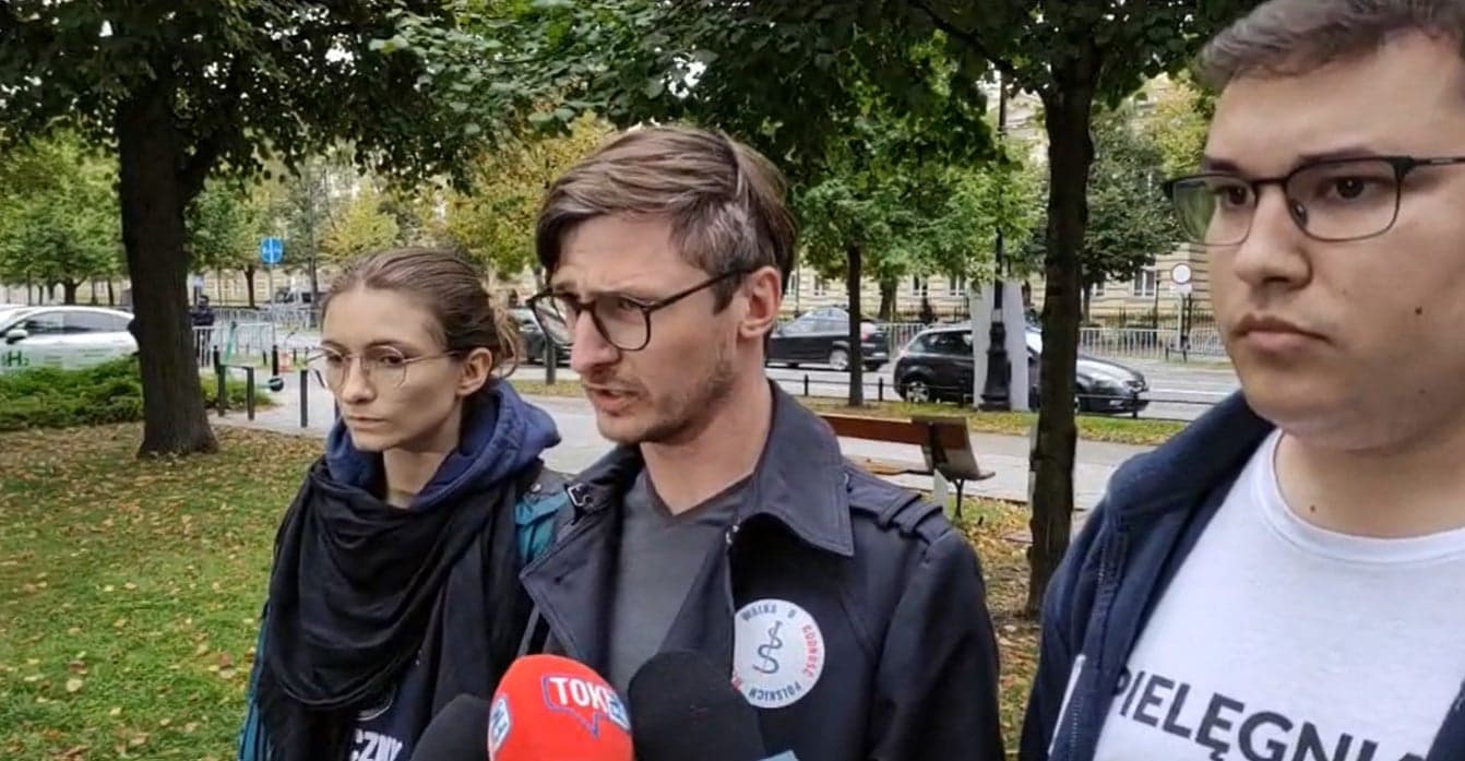 Piotr Pisula ogłasza mediom o wstrzymaniu działalności Białego Miasteczka w związku z dramatycznym wydarzeniem 18 września