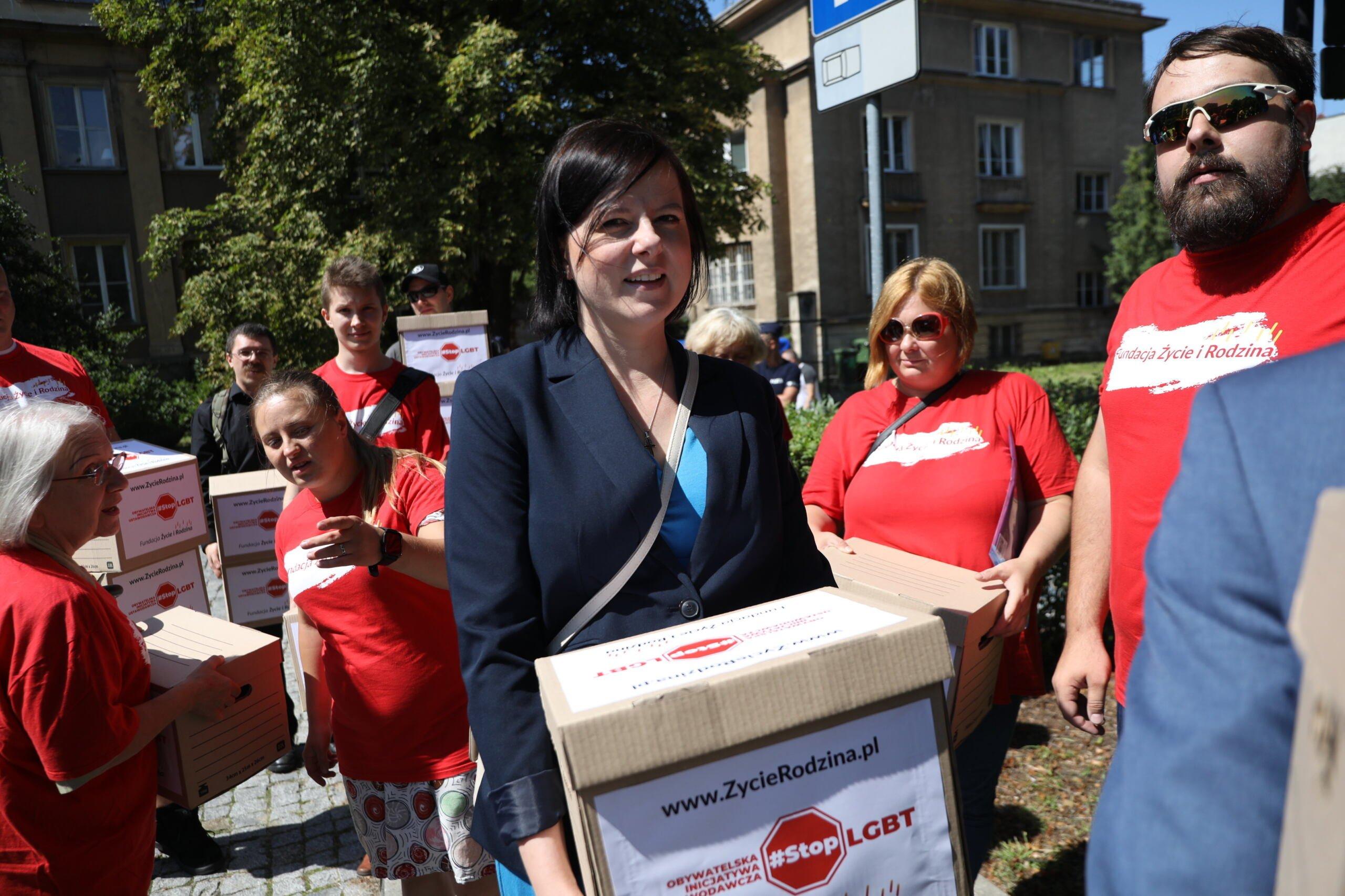 Kaja Godek przedstawiła w Sejmie projekt ustawy, która miałaby zakazać Marszów i parad Równości. Na zdjęciu składa podpisy pod tym projektem #StopLGBT, 9 sierpnia 2020