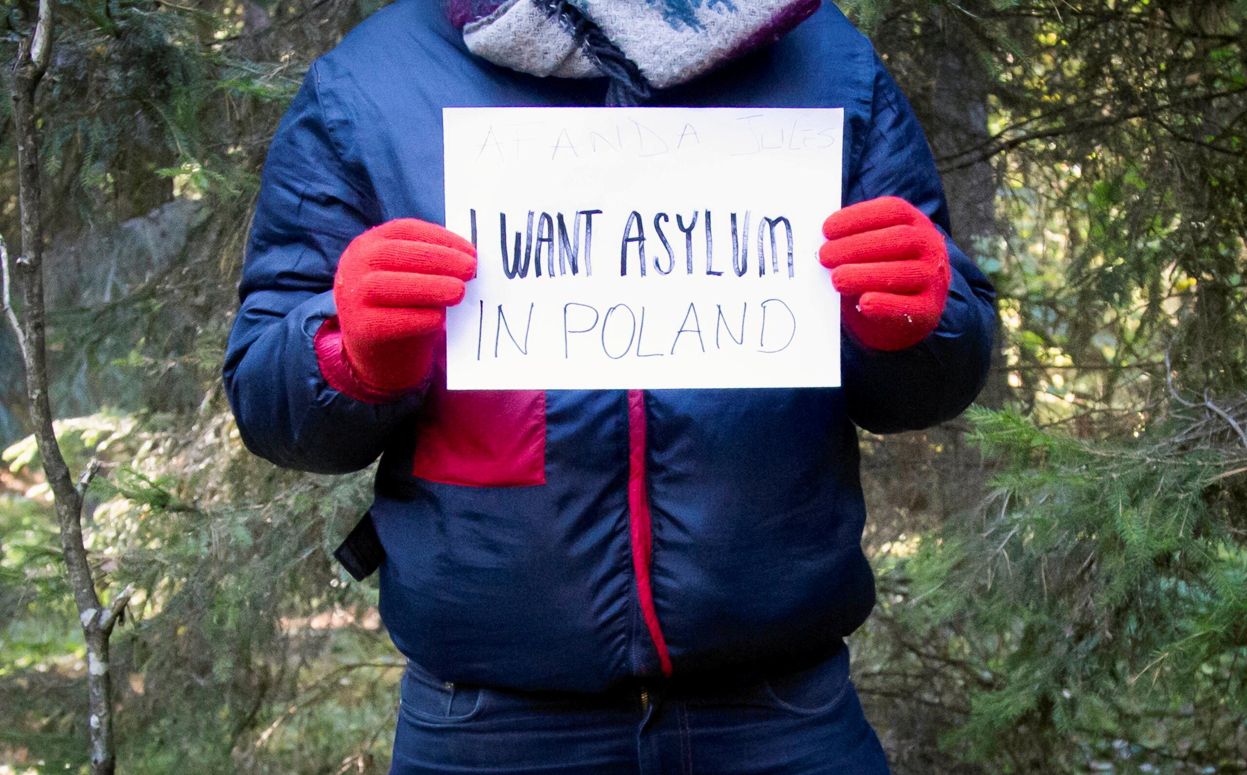 Mężczyzna z kartką: „Chcę azylu w Polsce"