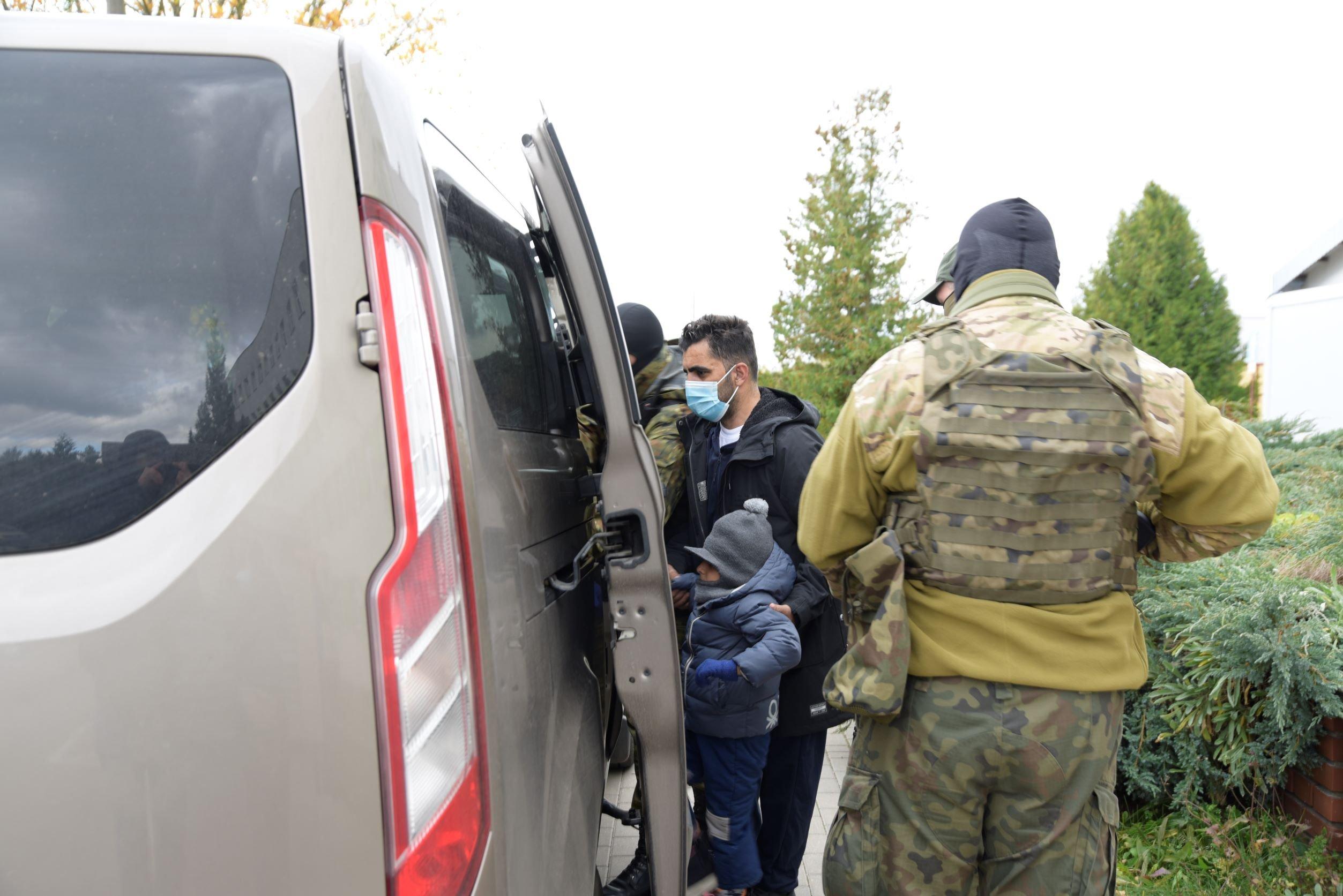 Rodzina uchodćów zabierana spod szpitala do samochdu Straży Granicznej