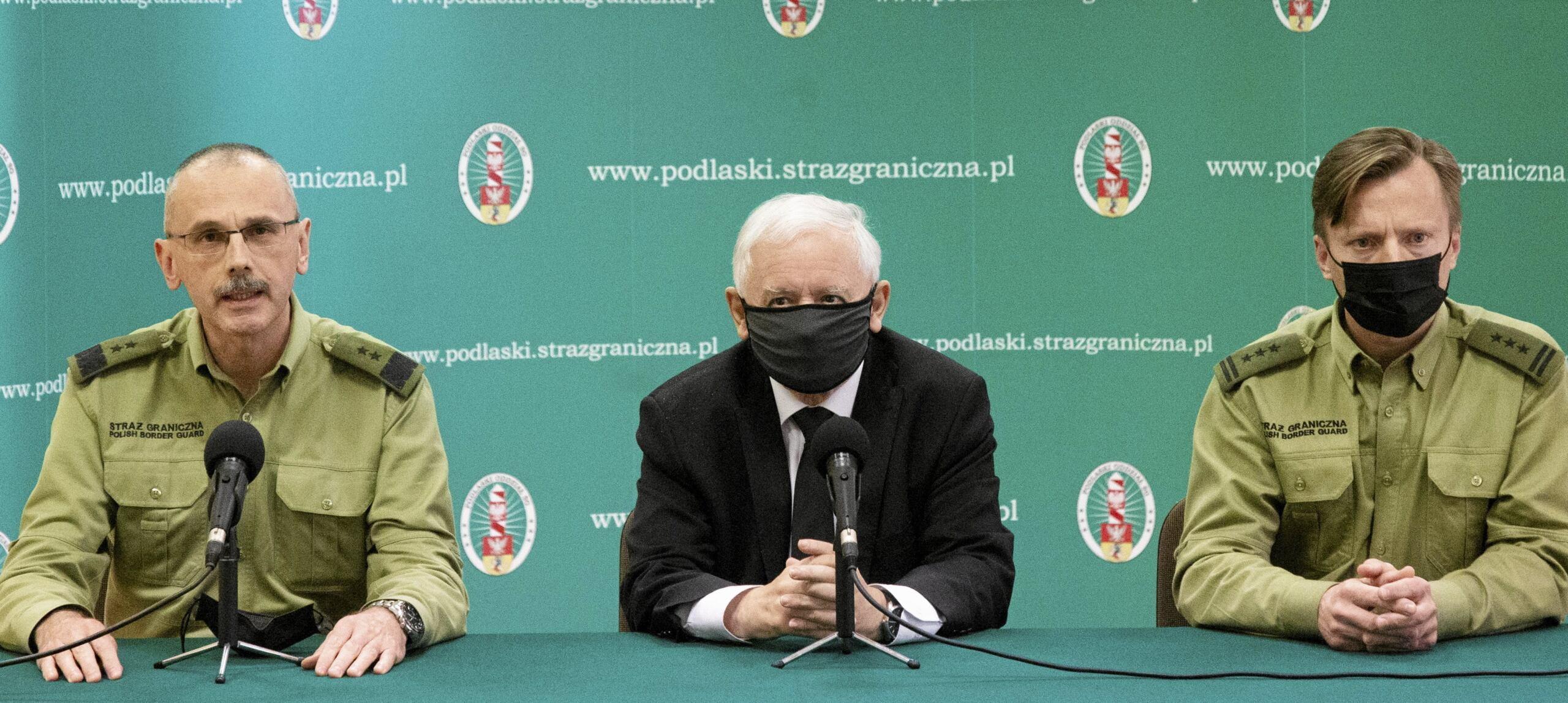 Kaczynski i straż graniczna na konferencji prasowej