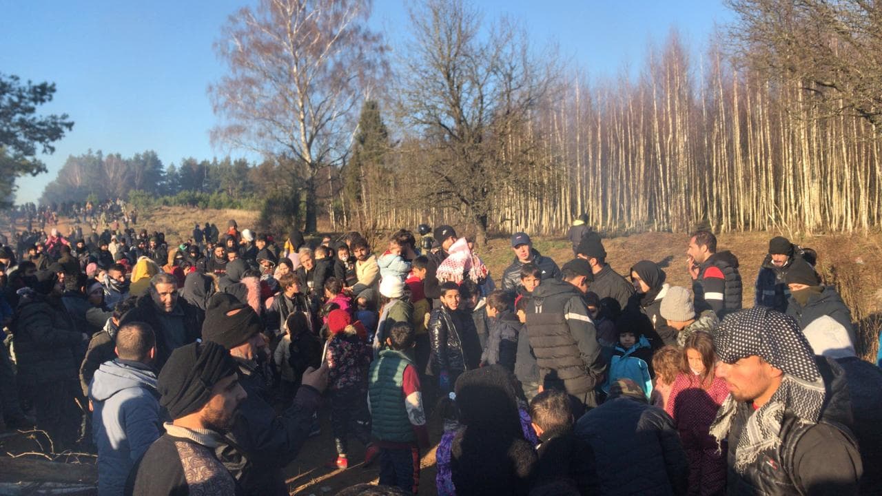 Zdjęcia z prowizorycznego obozu imigrantów po białoruskiej stronie granicy w Kuźnicy