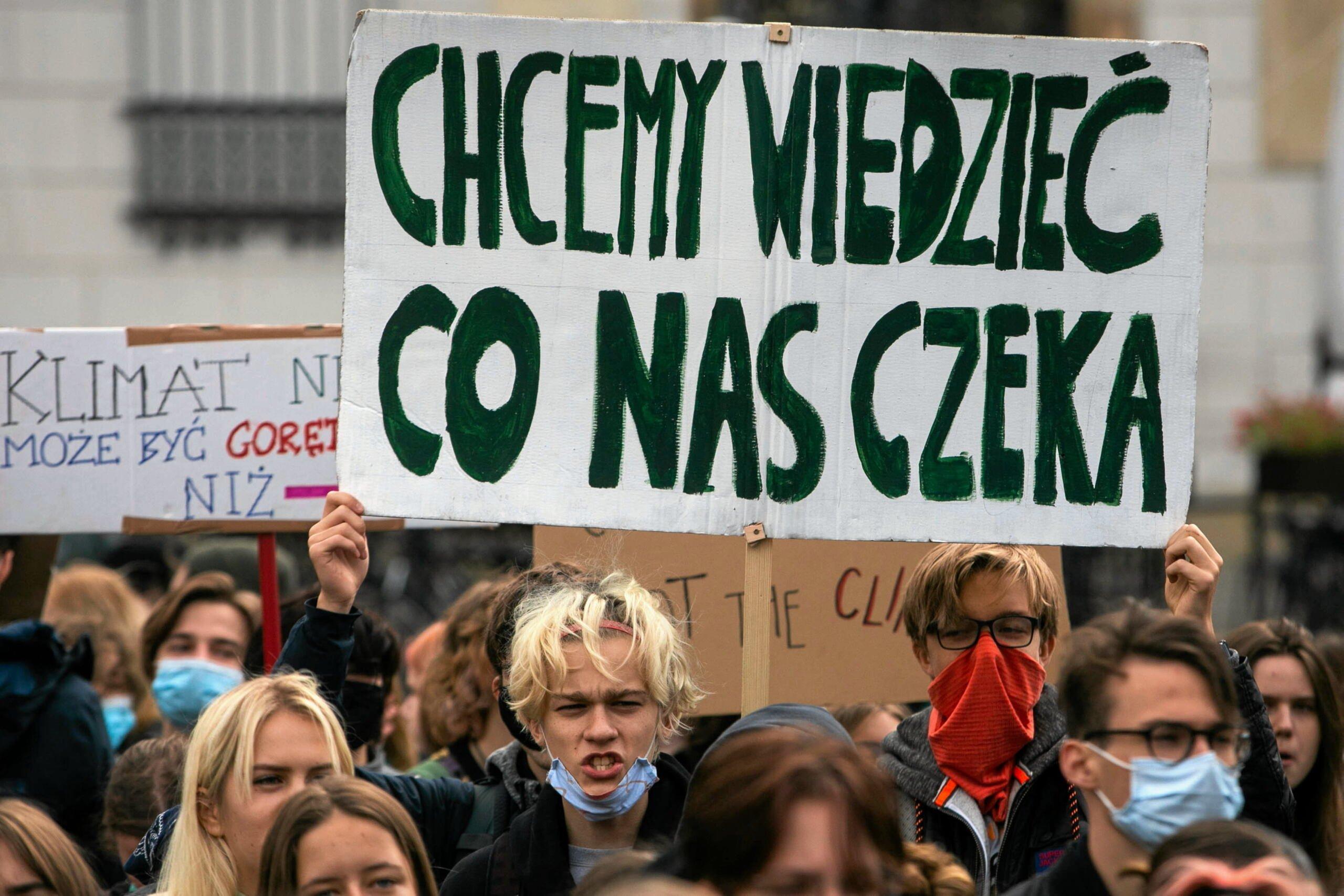 Aktywistki Młodzieżowego Strajku Klimatycznego z transparentem „Chcemy wiedzieć, co nas czeka"