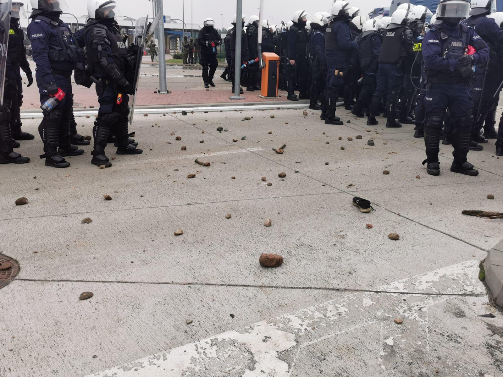 Kamienie rzucane przez migrantów na polską stronę przejścia w Kuźnicy