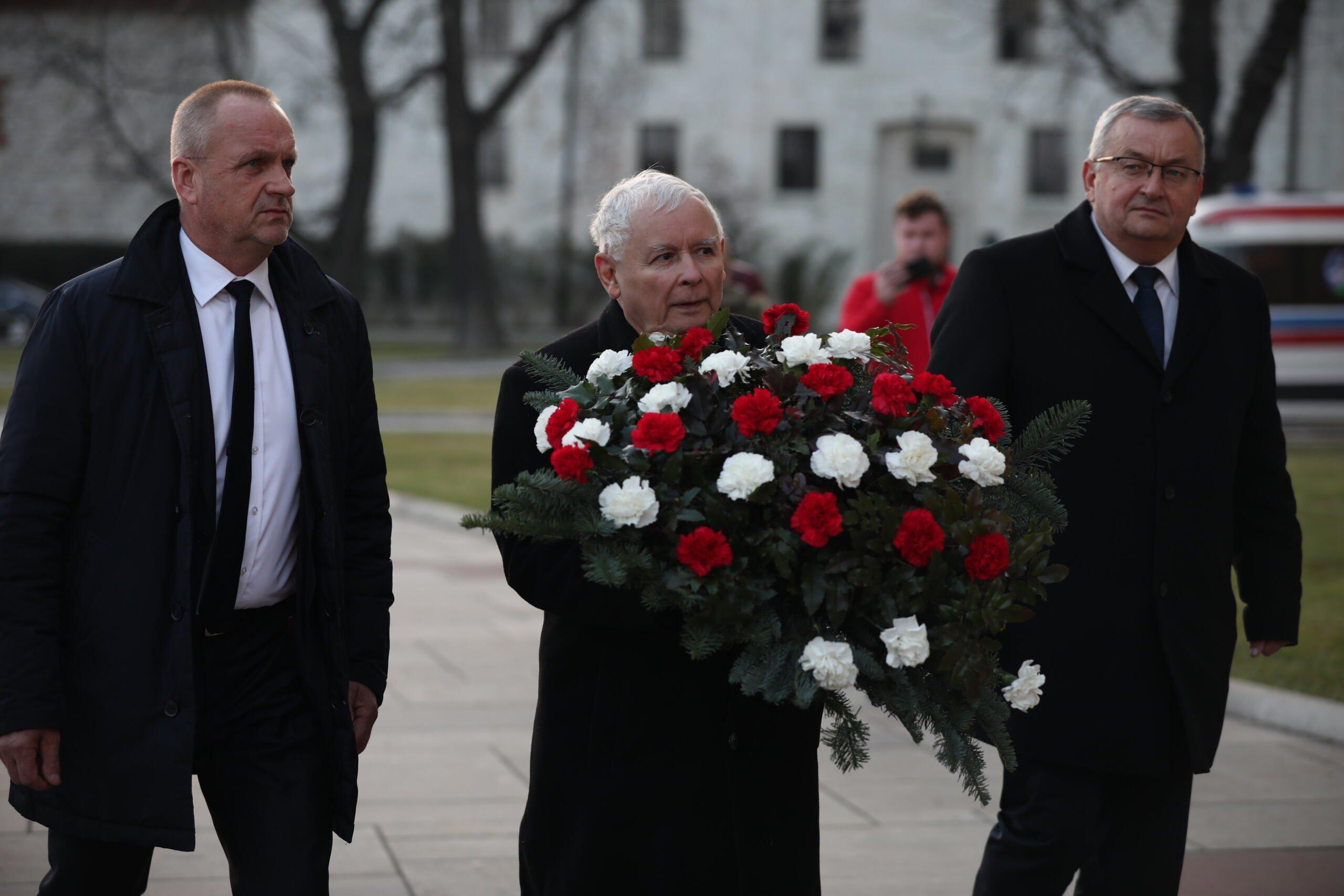 Jarosław Kaczyński niosący wieniec