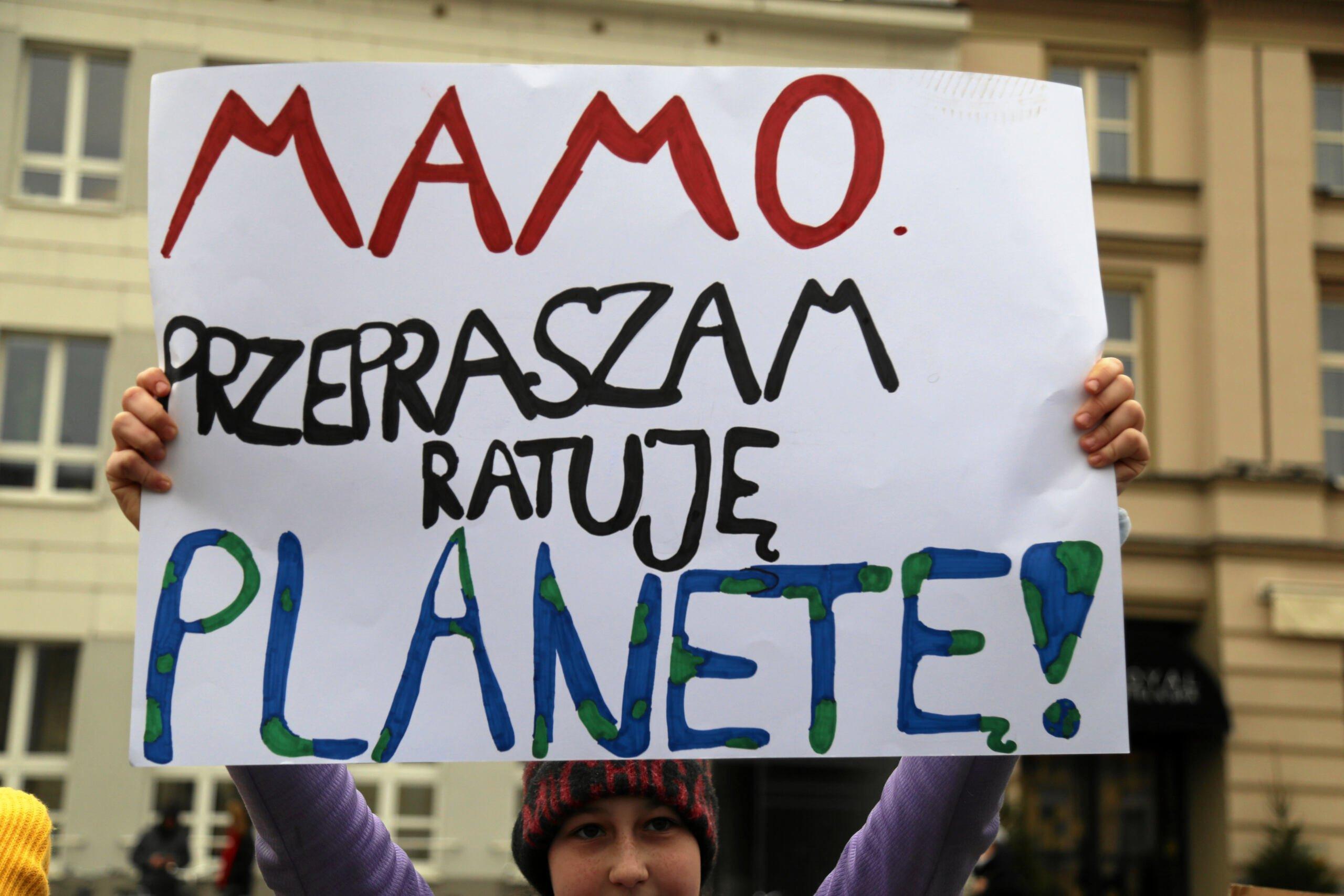 29.11.2019  Bialystok , Rynek Kosciuszki . Mlodziezowy Strajk Klimatyczny pod haslem '' Dosyc slow , teraz czyny ''.
Fot. Agnieszka Sadowska/ Agencja Gazeta. *** Local Caption *** .