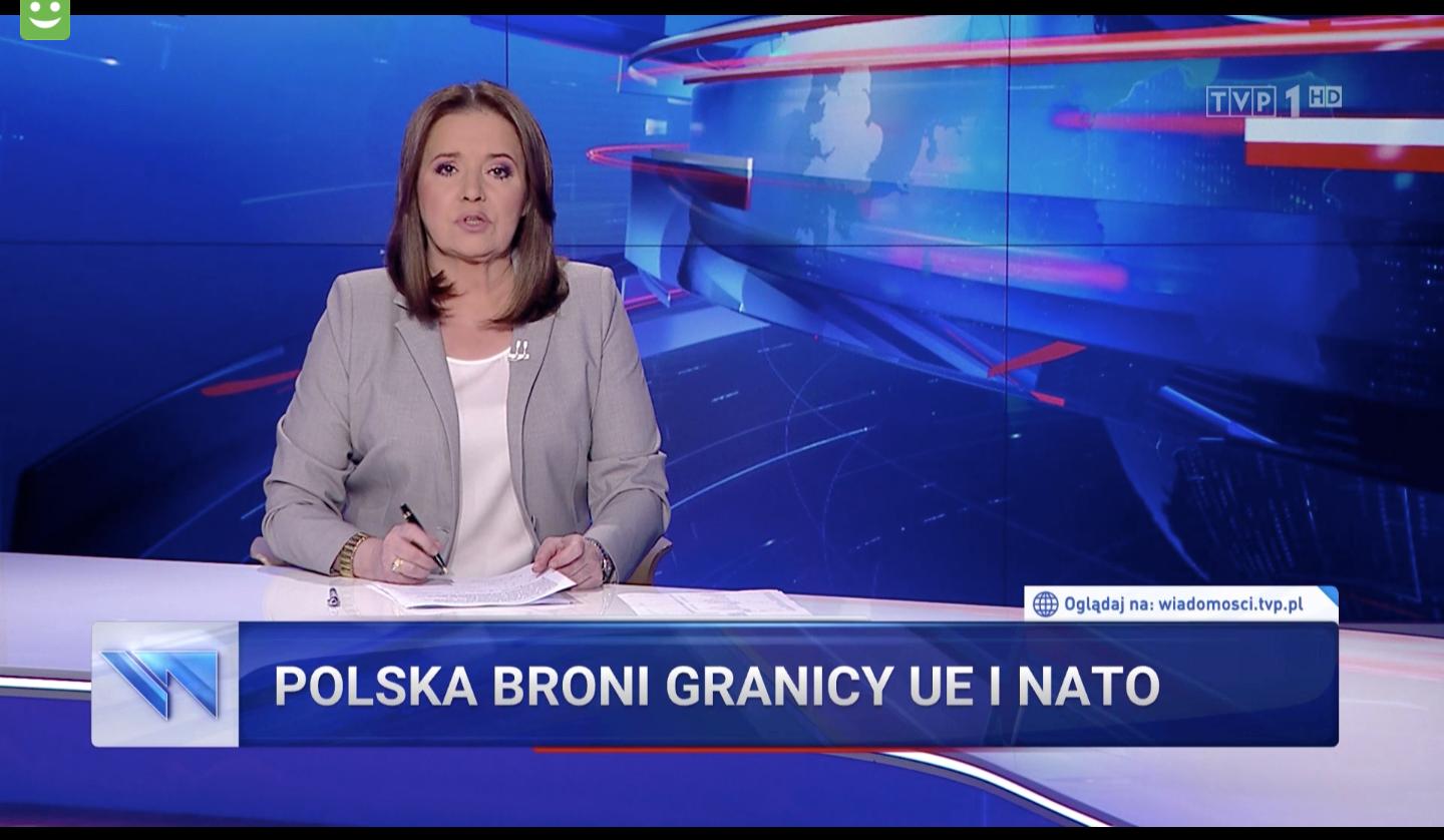 Danuta Holecka prowadzi „Wiadomości" TVP poświęcone wydarzeniom na polsko-białoruskiej granicy, 8 listopada 2021
