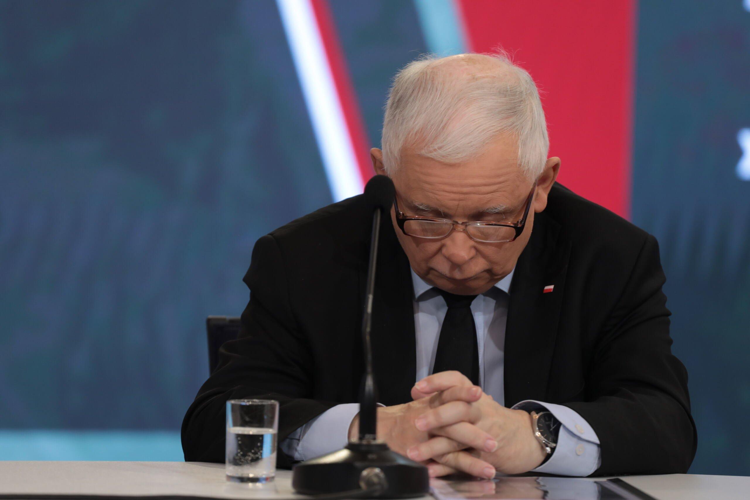 Jarosław Kaczyński siedzi ze spuszczoną głową