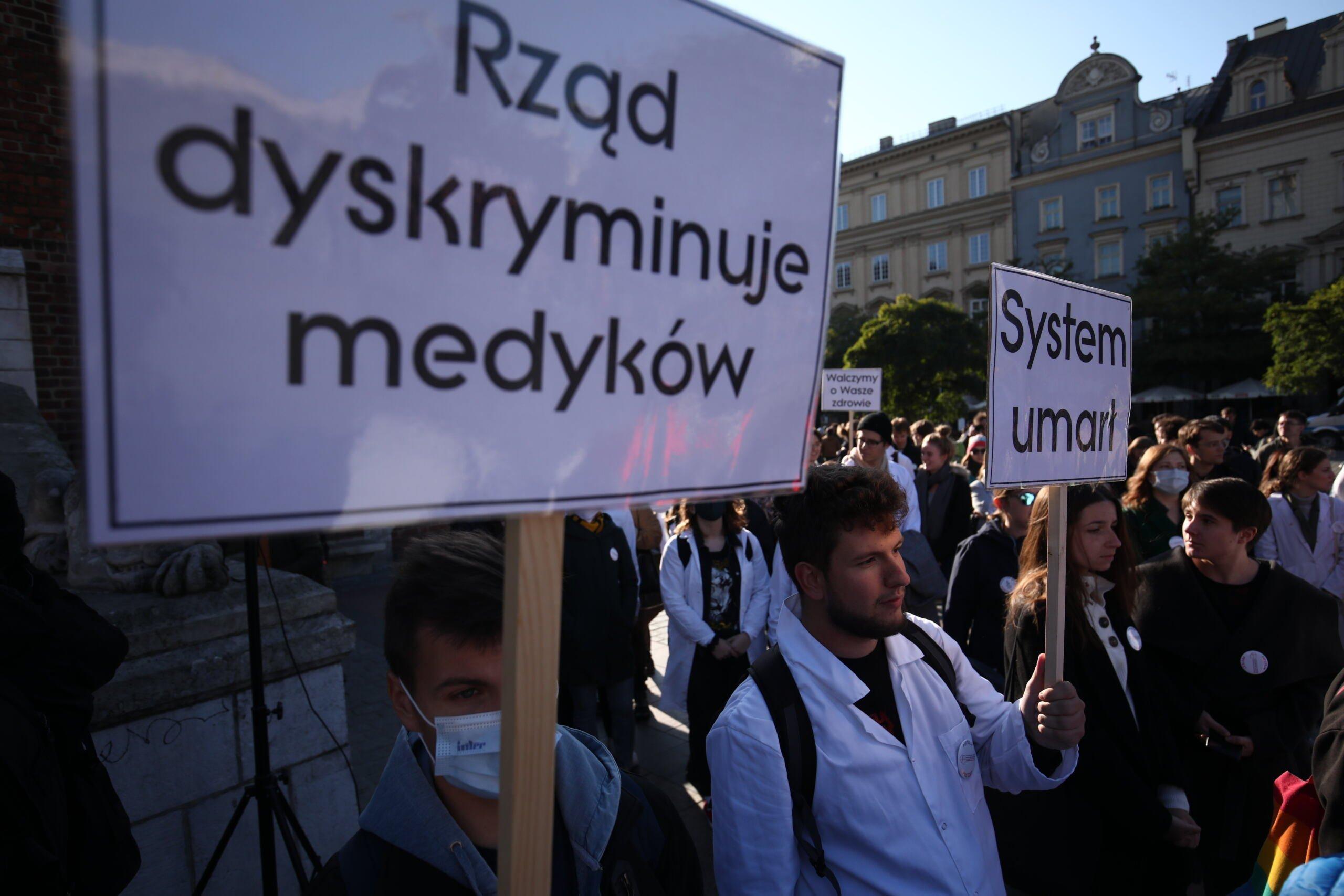 Transparent "Rząd dyskryminuje medyków" Protest zawodów medycznych