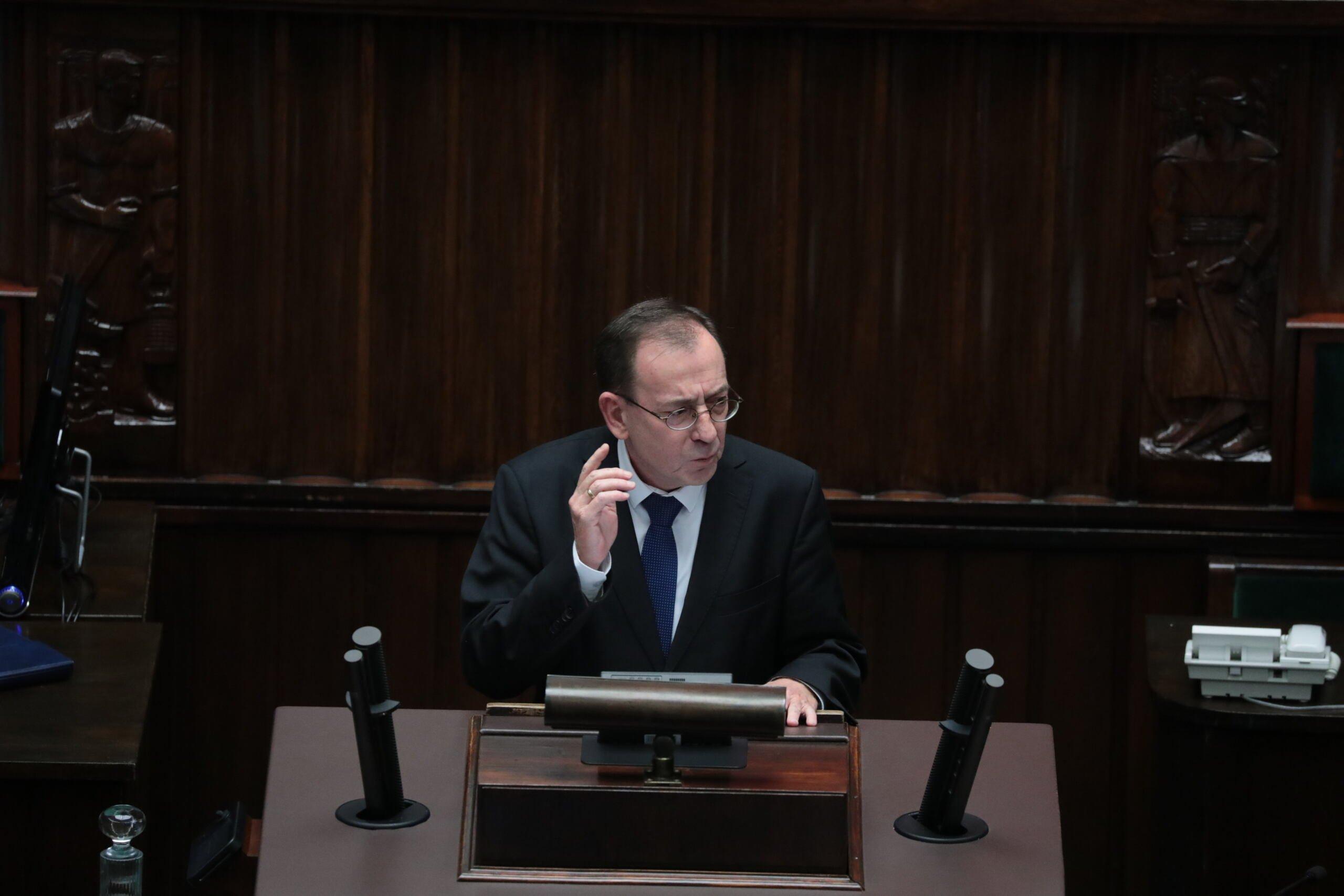 Mariusz Kamiński na trybunie sejmowej z podniesionym palcem