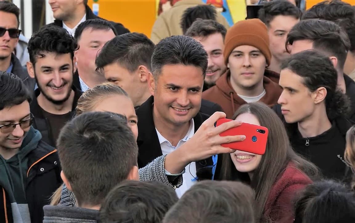 Peter Marki-Zay wśród tłumu zwolenników pozuje do selfie