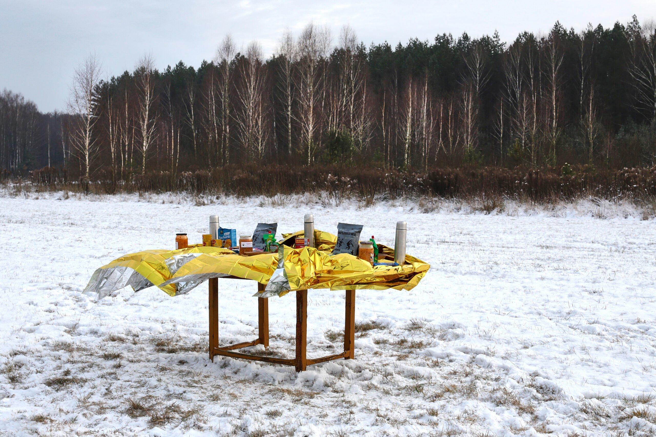 Stół wigilijny dla uchodźców przy lesie na podlasiu, fot. Maciej Niemojewski