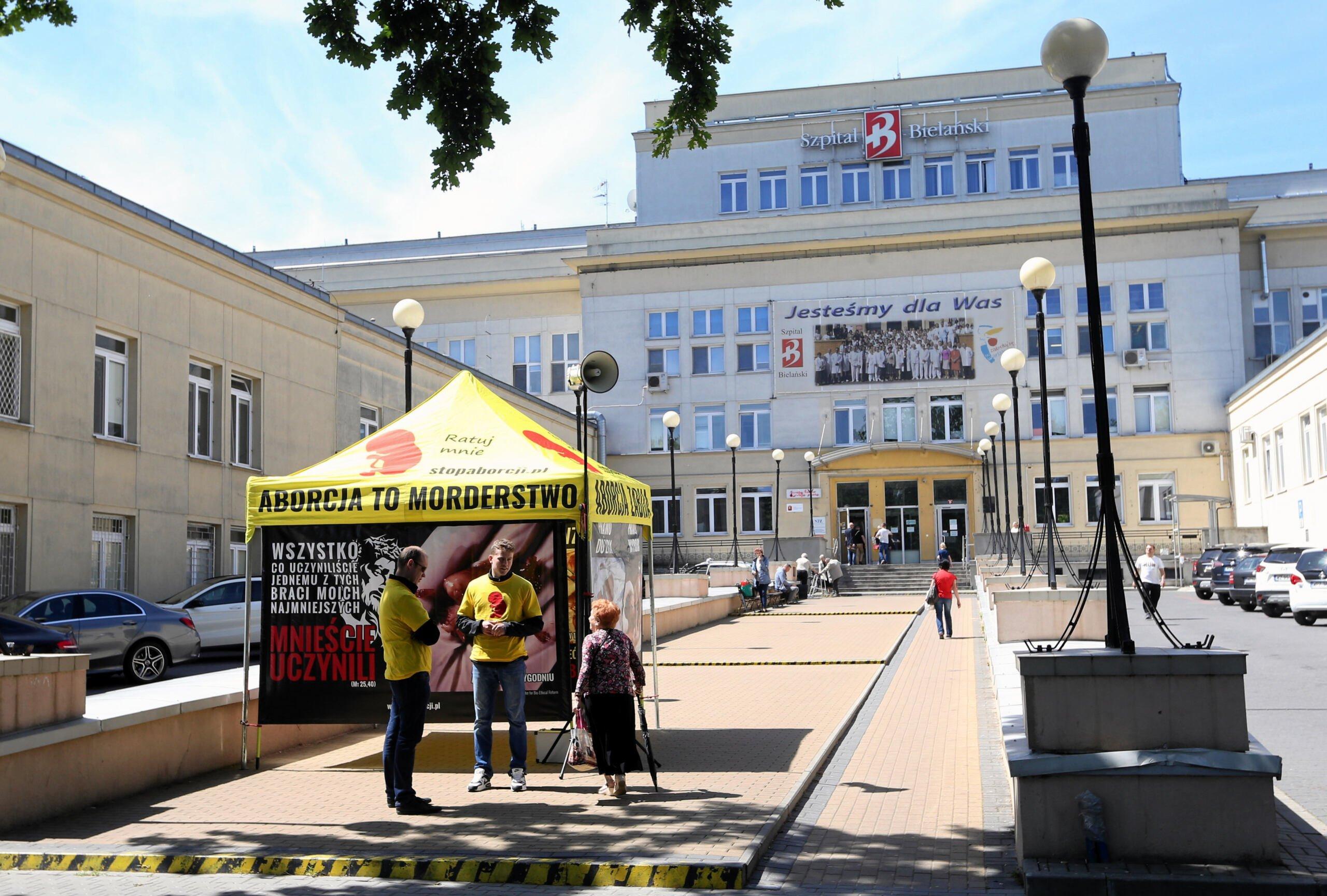 Namiot antyaborcyjny przed szpitalem Bielanskim w Warszawie