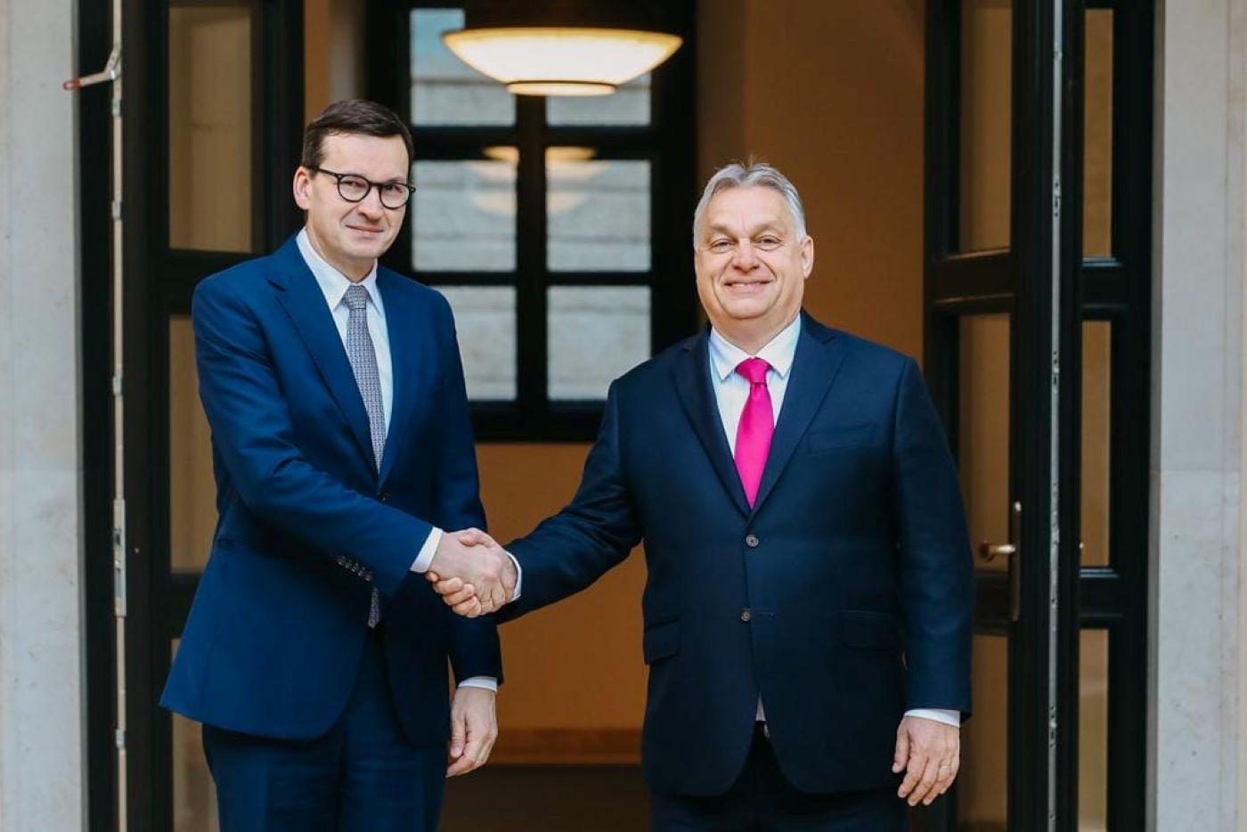 Morawiecki i Orban w drzwiach kancelarii premiera Węgier, 23 XI 2021