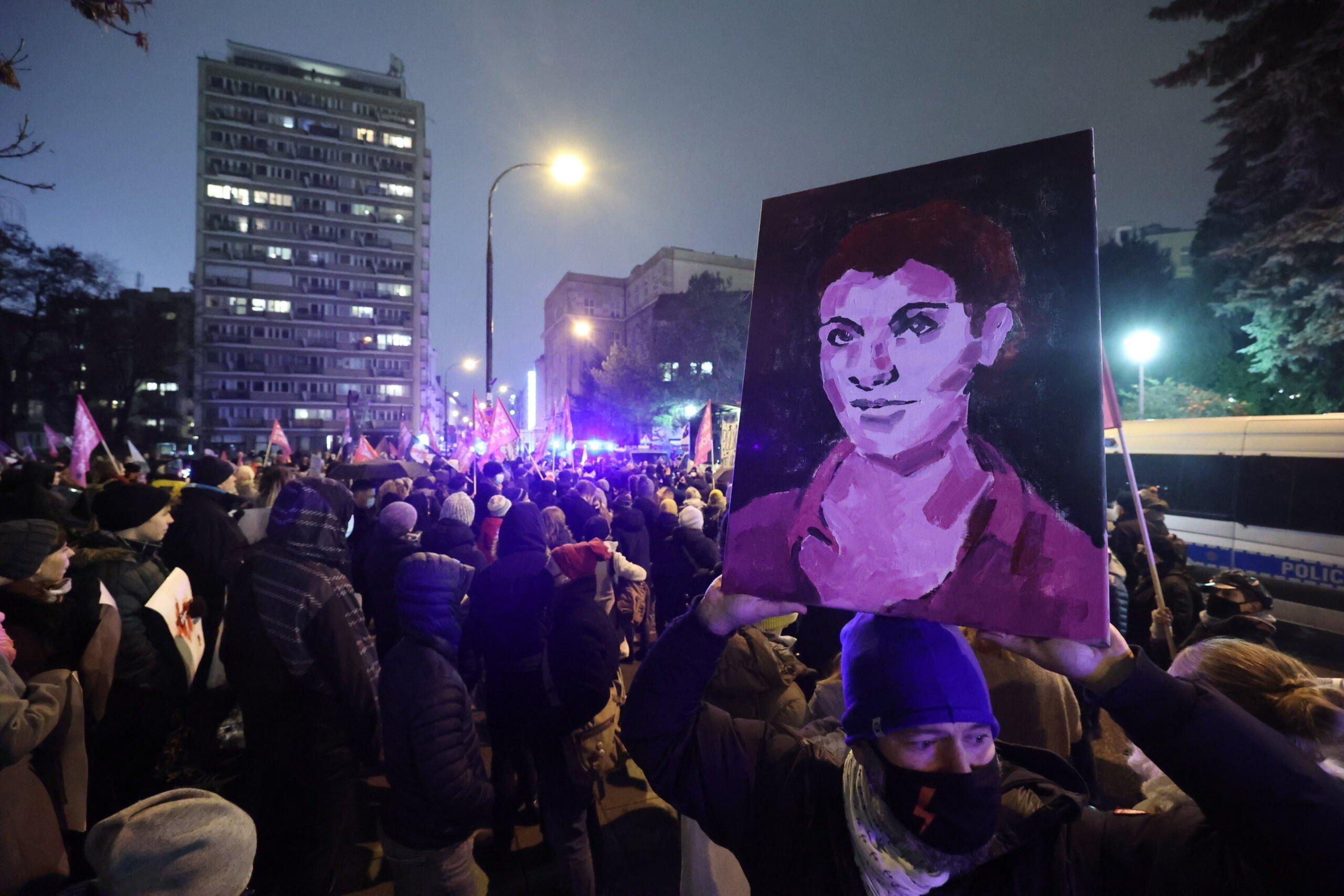 Protest pod Sejmem, nad tłumem portret Izabeli z Pszczyny