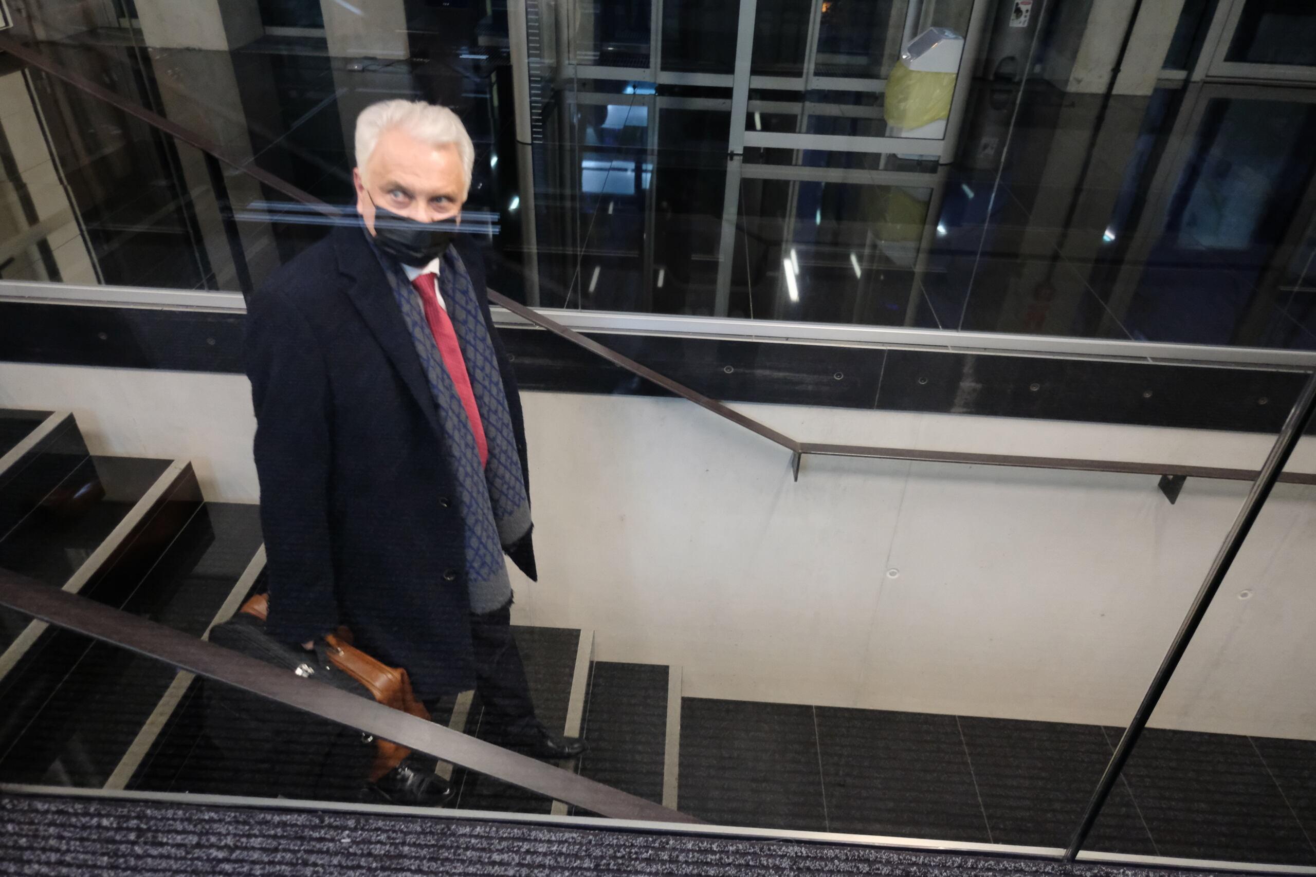 Wiceminister Zdrowia Waldemar Kraska schodzi po schodach