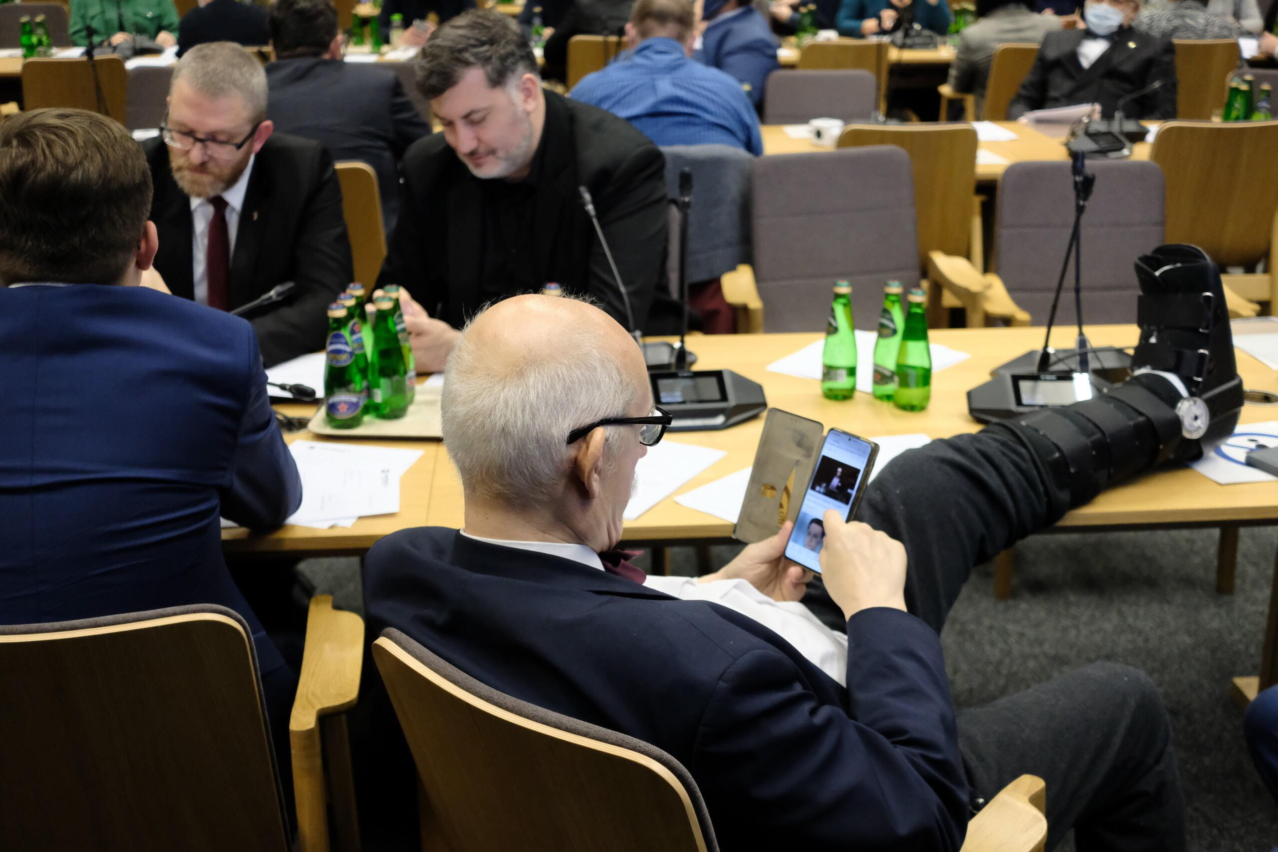 Grzegorz Braun, Artur Dziambor i Janusz KOrwin-Mikke na komisji sejmowej