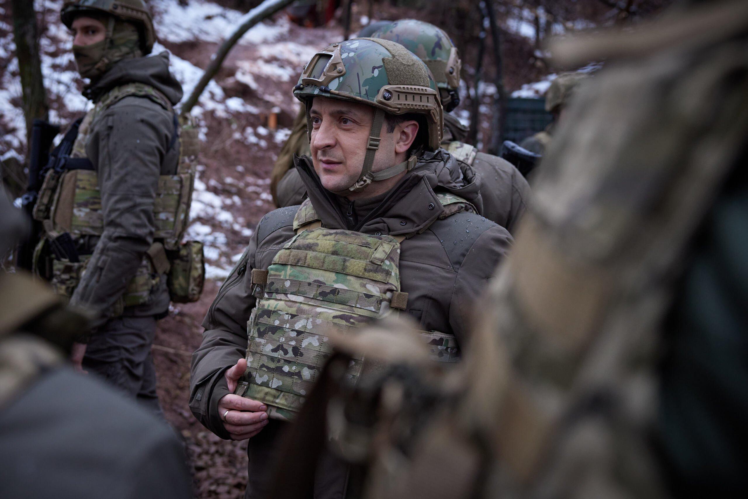 Prezydent Zełenski w mundurze i hełmie wizytuje oddziały wojskowe w Donbasie
