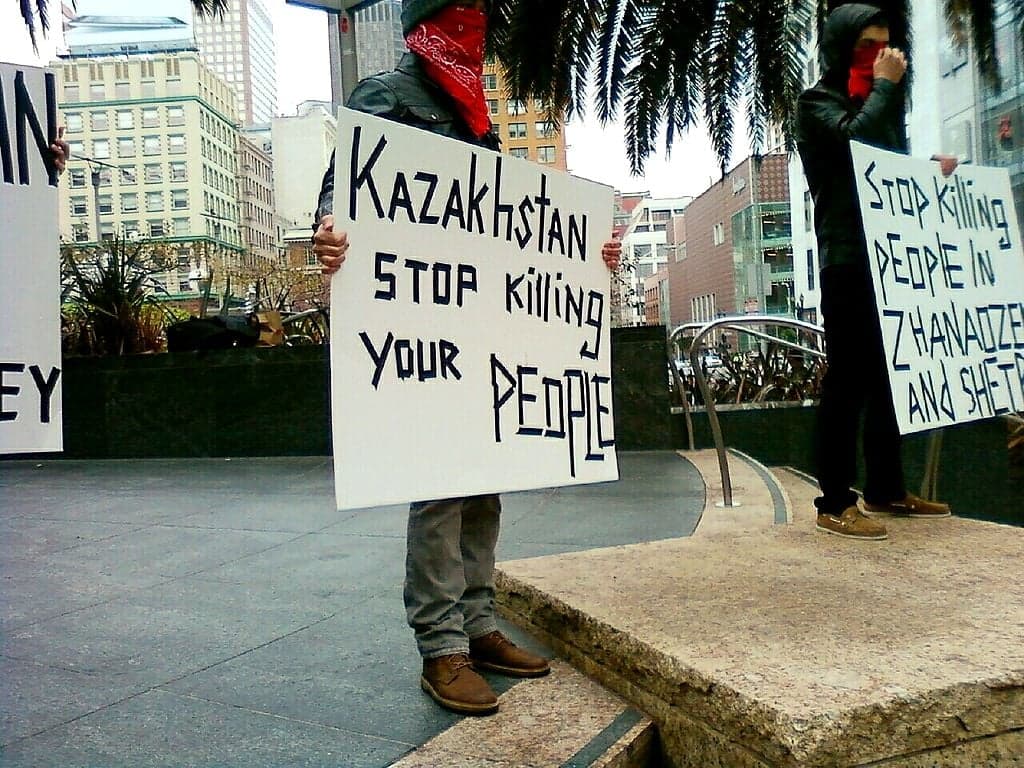 protestujący z napisem „Kazachstanie, nie zabijaj swoich obywateli" na Union Square w San Francisco