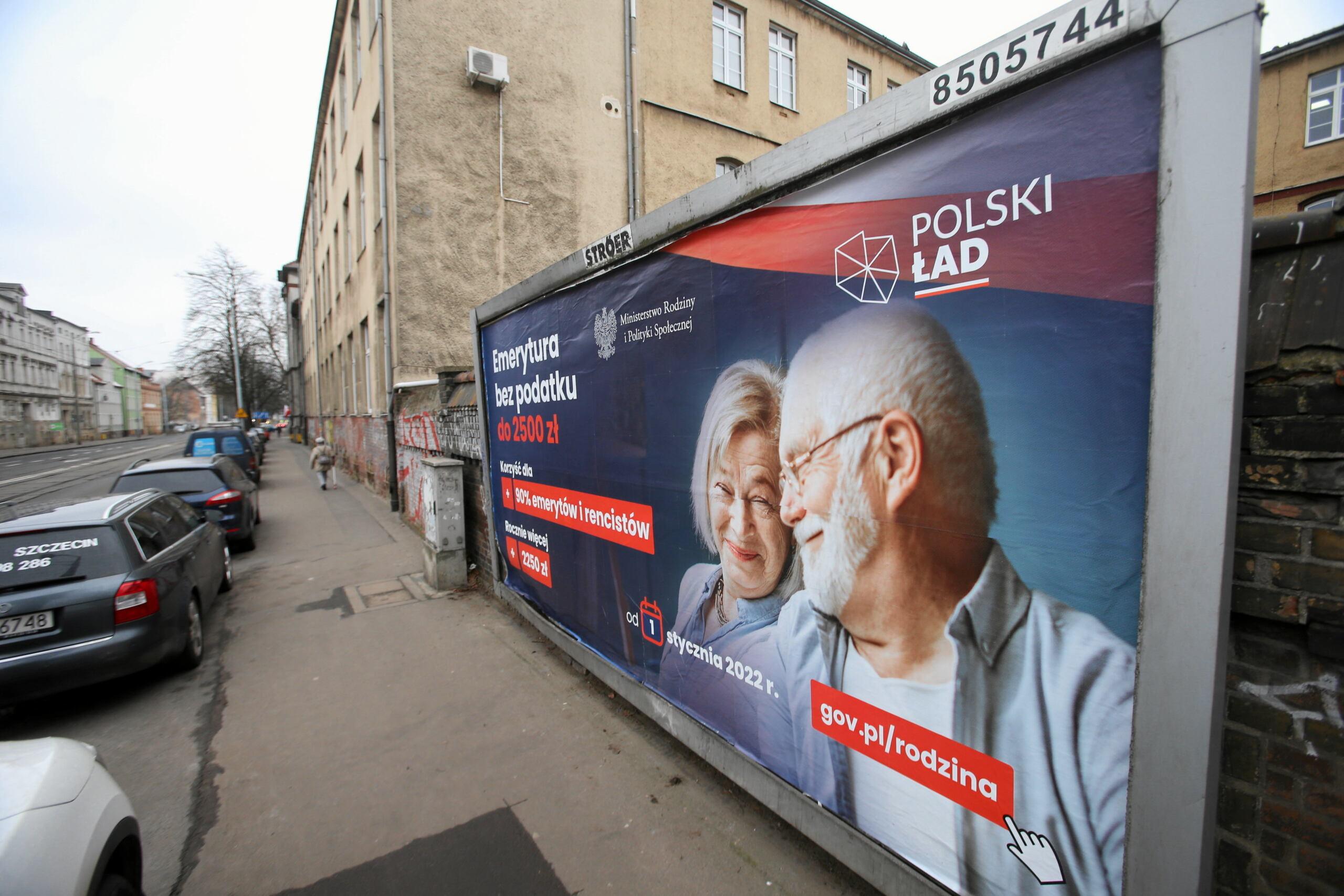 Billboard z parą uśmiechniętych starszych osób i napisem Polski Ład
