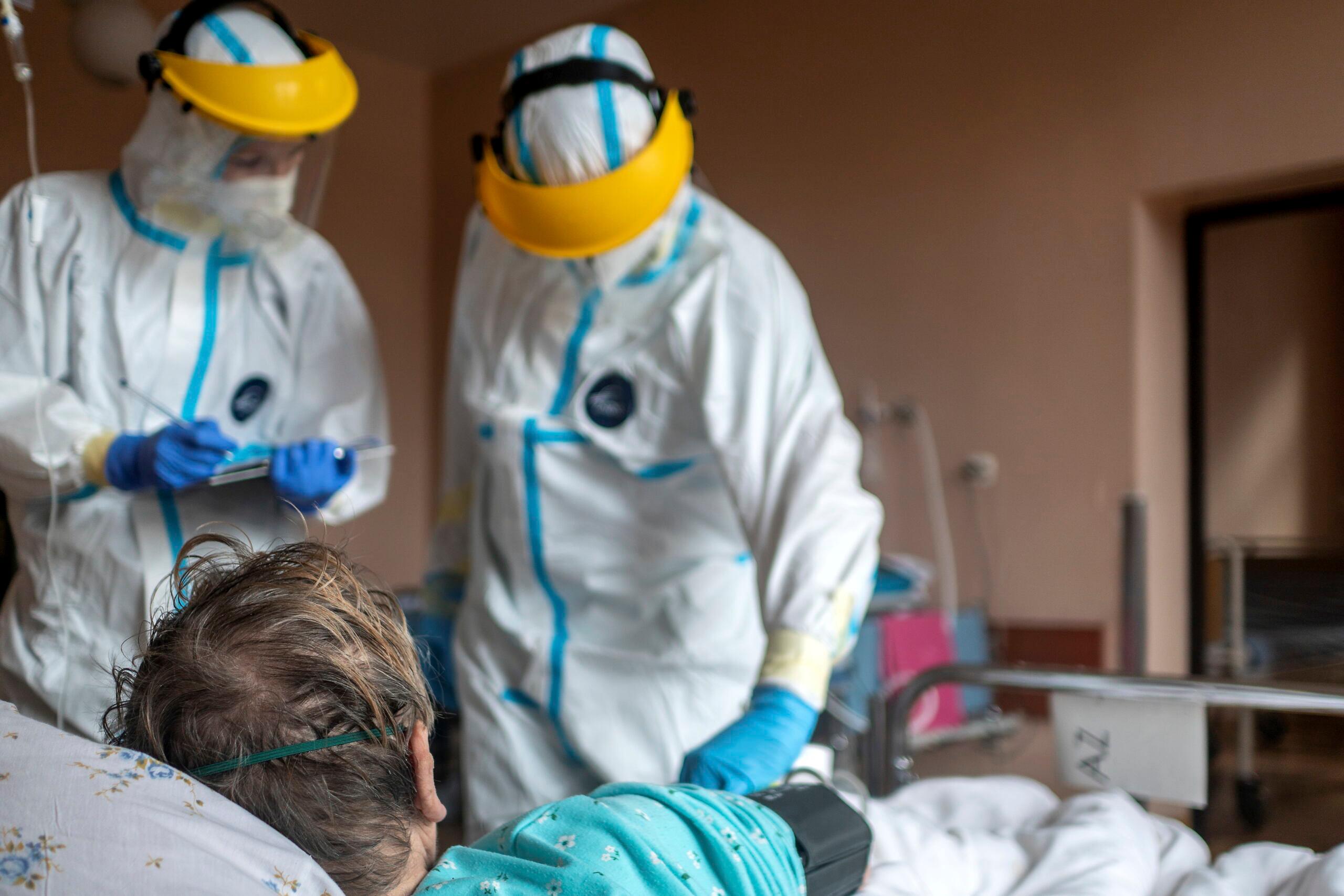 Personel w strojach ochronnych zajmuje się pacjentem na oddziale covidowym szpitala miejskiego w Gliwicach