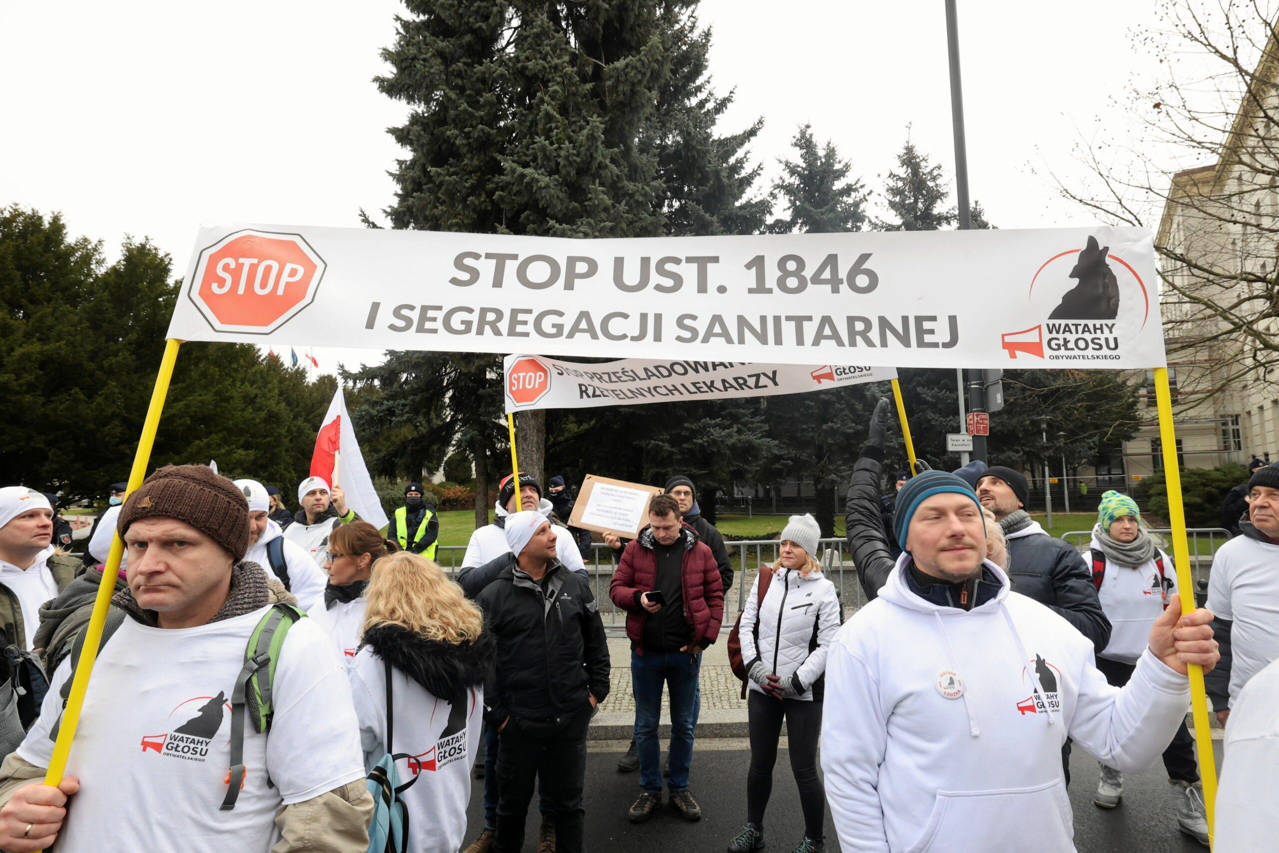 Demonstranci z transparentem 'Stop ust. 1846 i segregacji sanitarnej"