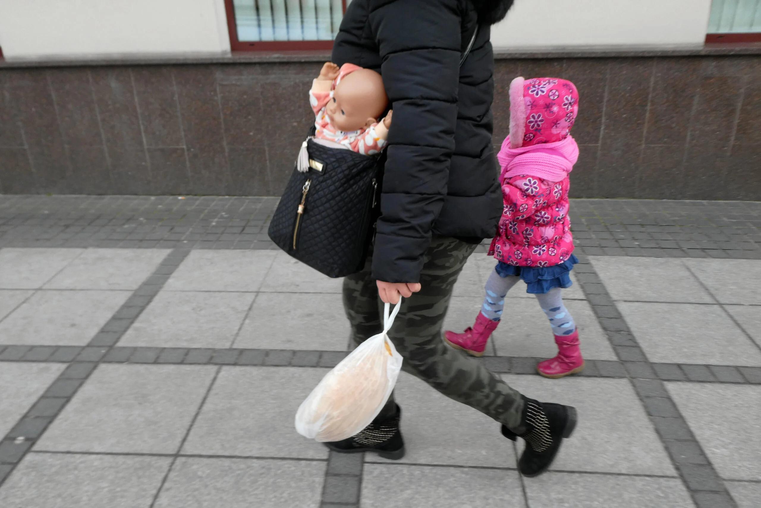 Kobieta z dzieckiem na chodniku