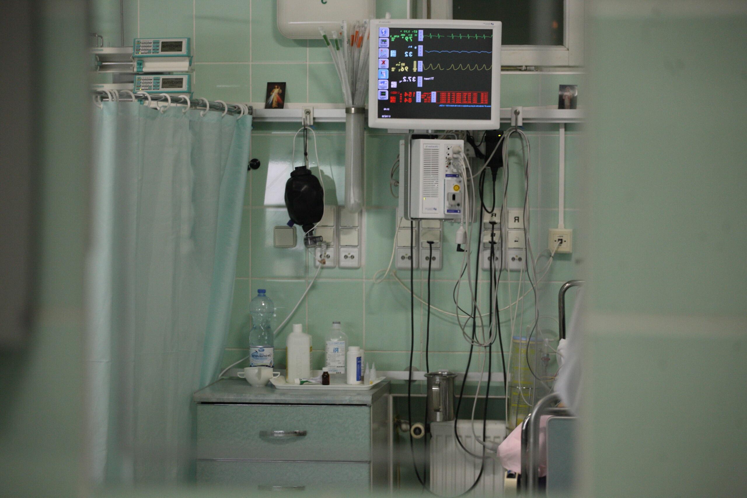 Monitor i sprzęt do ratowania życia w szpitalu
