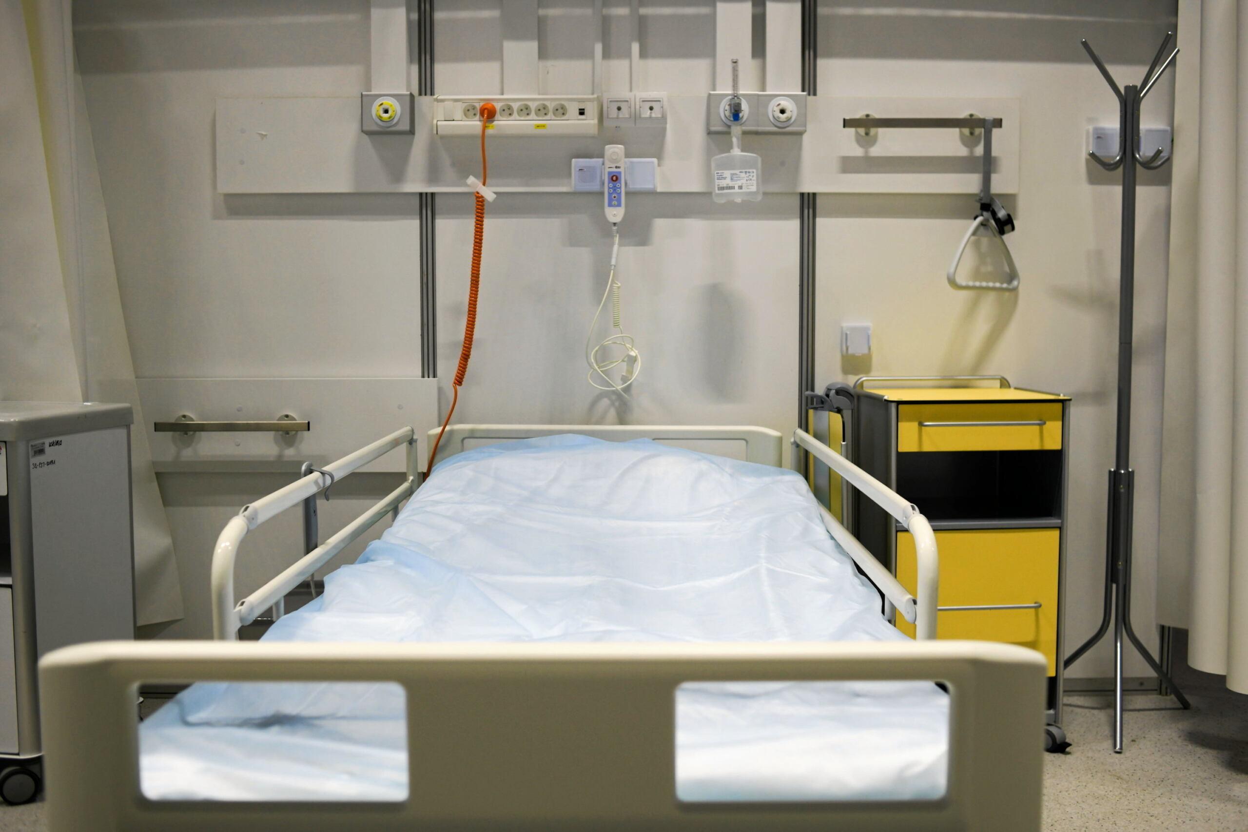 puste łóżko w szpitalu tymczasowym we Wrocławiu, listopad 2021