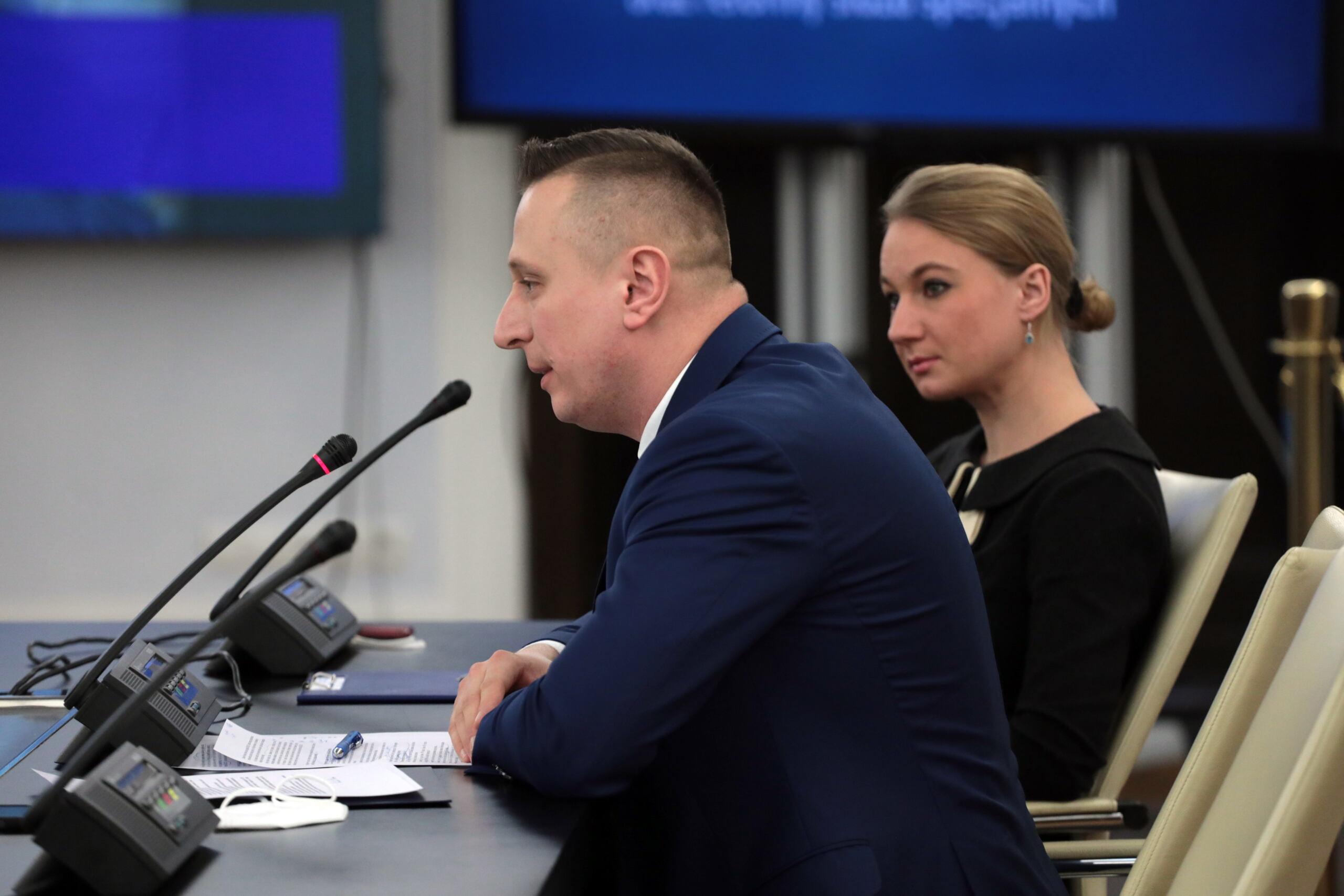 Krzysztof i Dorota Brejzowie siedzą przed komisją senacką ws. Pegasusa