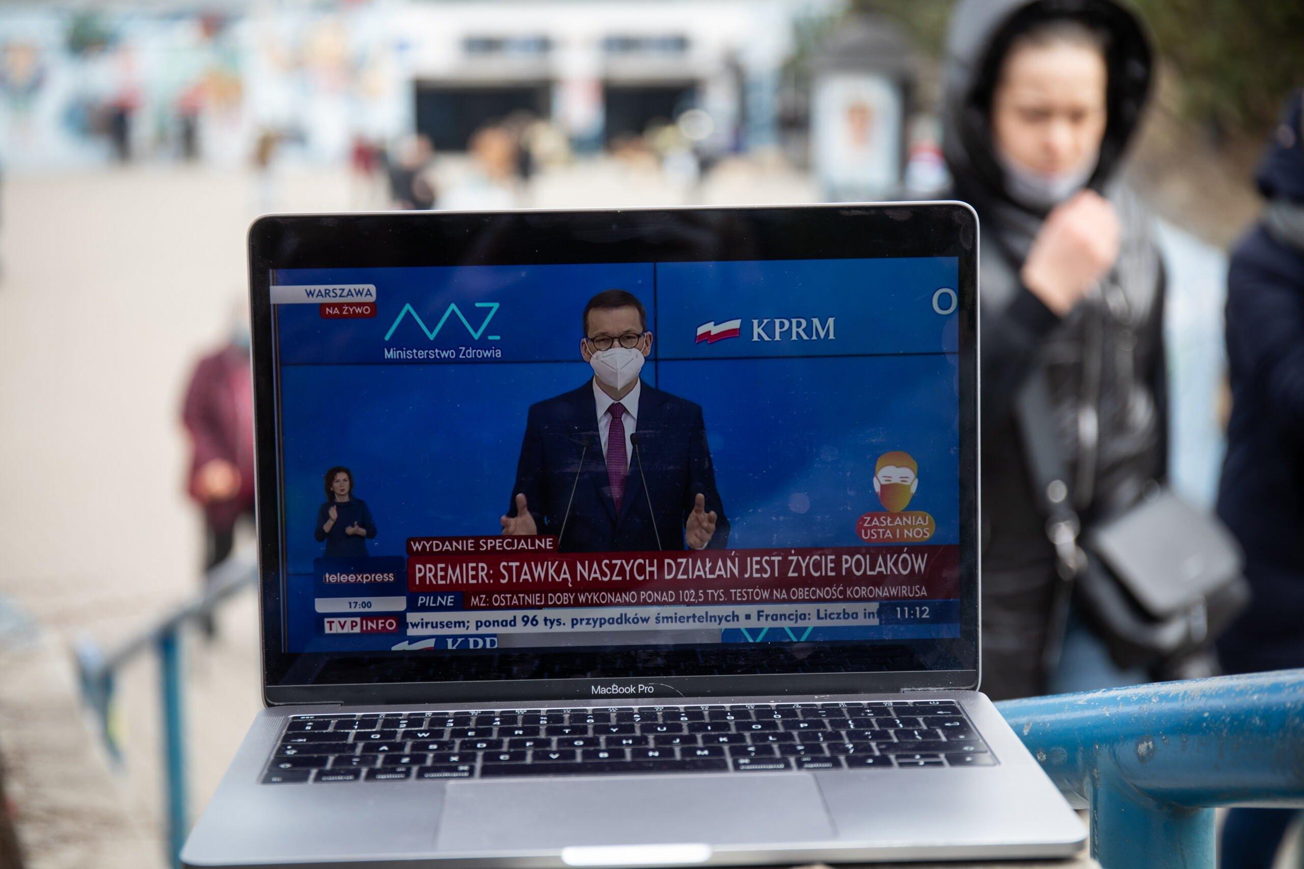 Zdjęcie ekranu laptopa wyświetlającego wystąpienie premiera Morawieckiego w TVP INFO