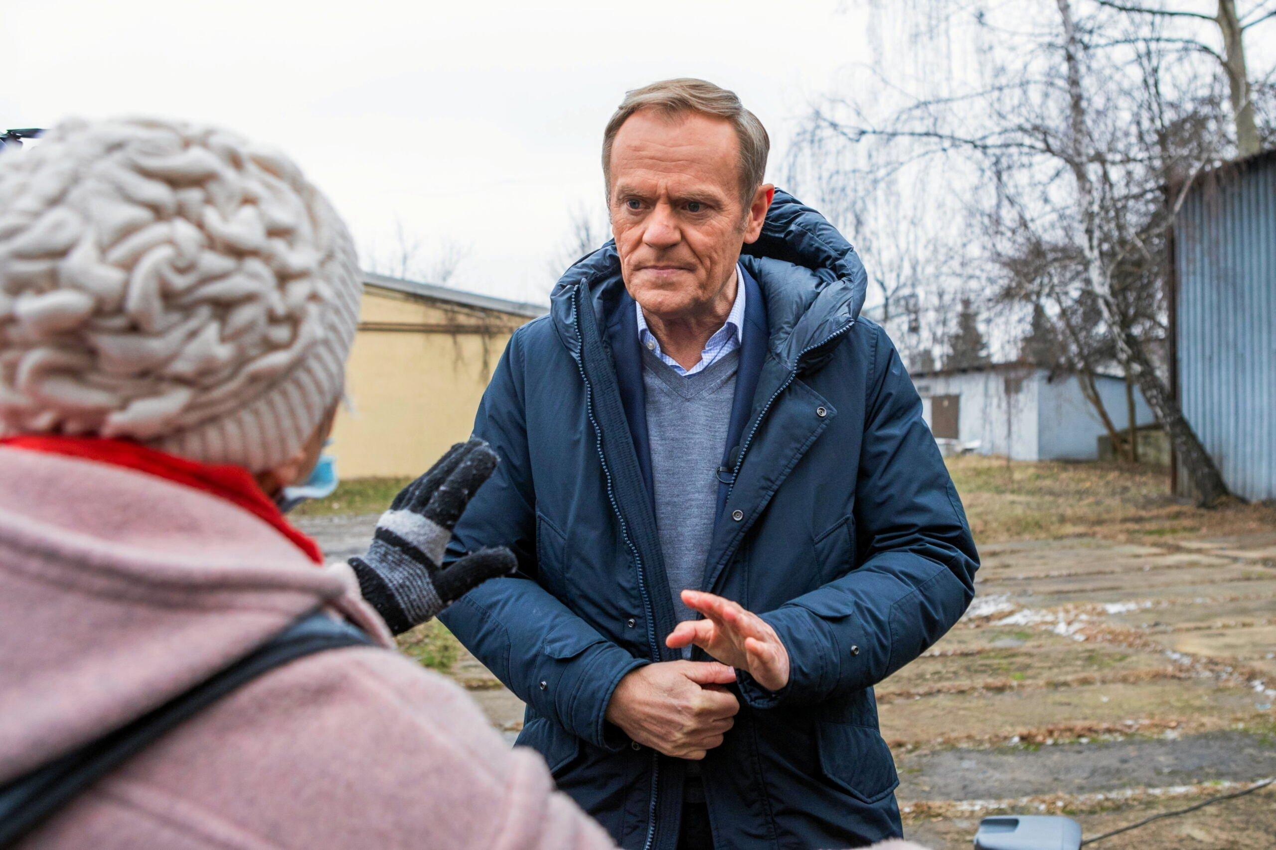 Donald Tusk rozmawia ze starszą kobietą