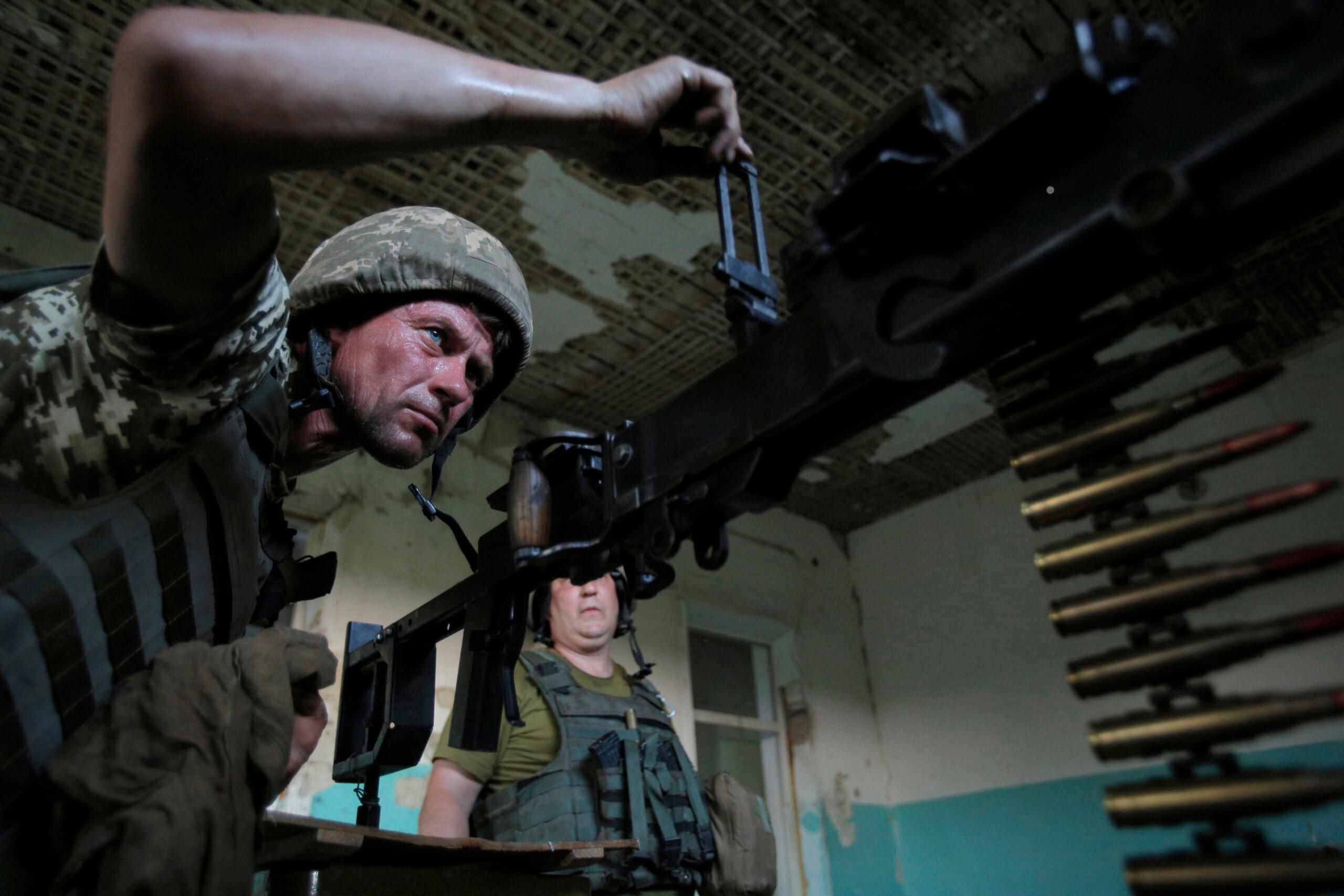 Ukraiński żołnierz przygotowuje do walki karabin maszynowy. Okolice Ługańska