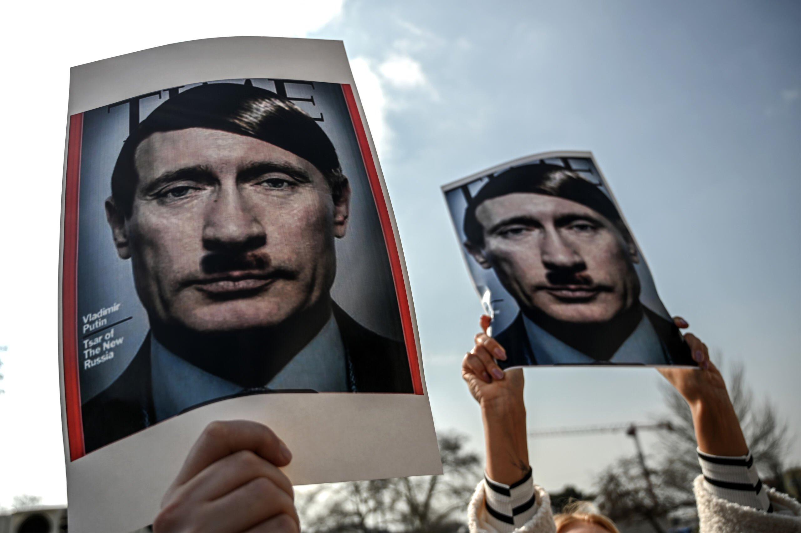 Zdjęcia Putina jako Hitlera podczas demonstracji w Stambule