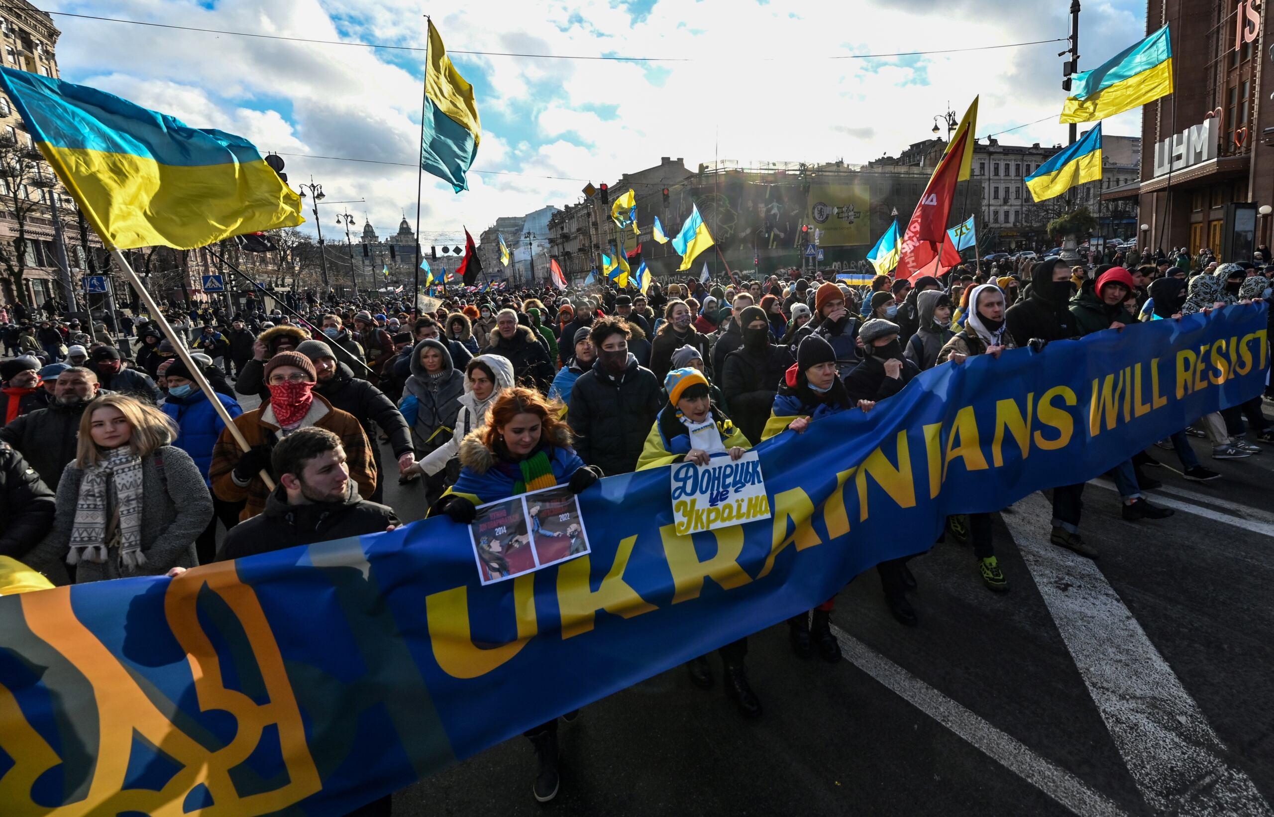 Tłum w centrum Kijowa, transparent "Ukraina da odpór"
