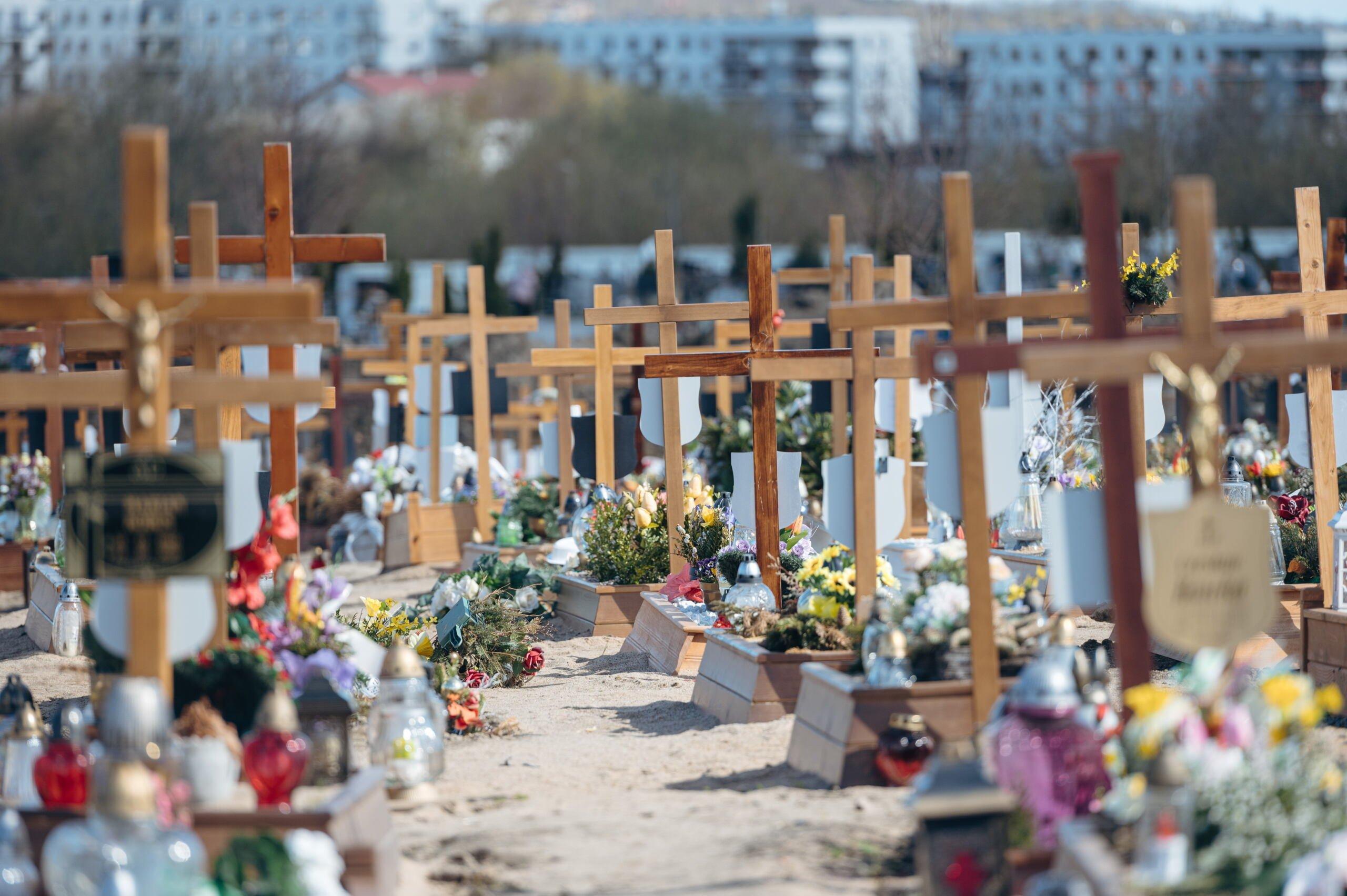 Nowe groby na Cmentarzu Łostowickim w Gdańsku