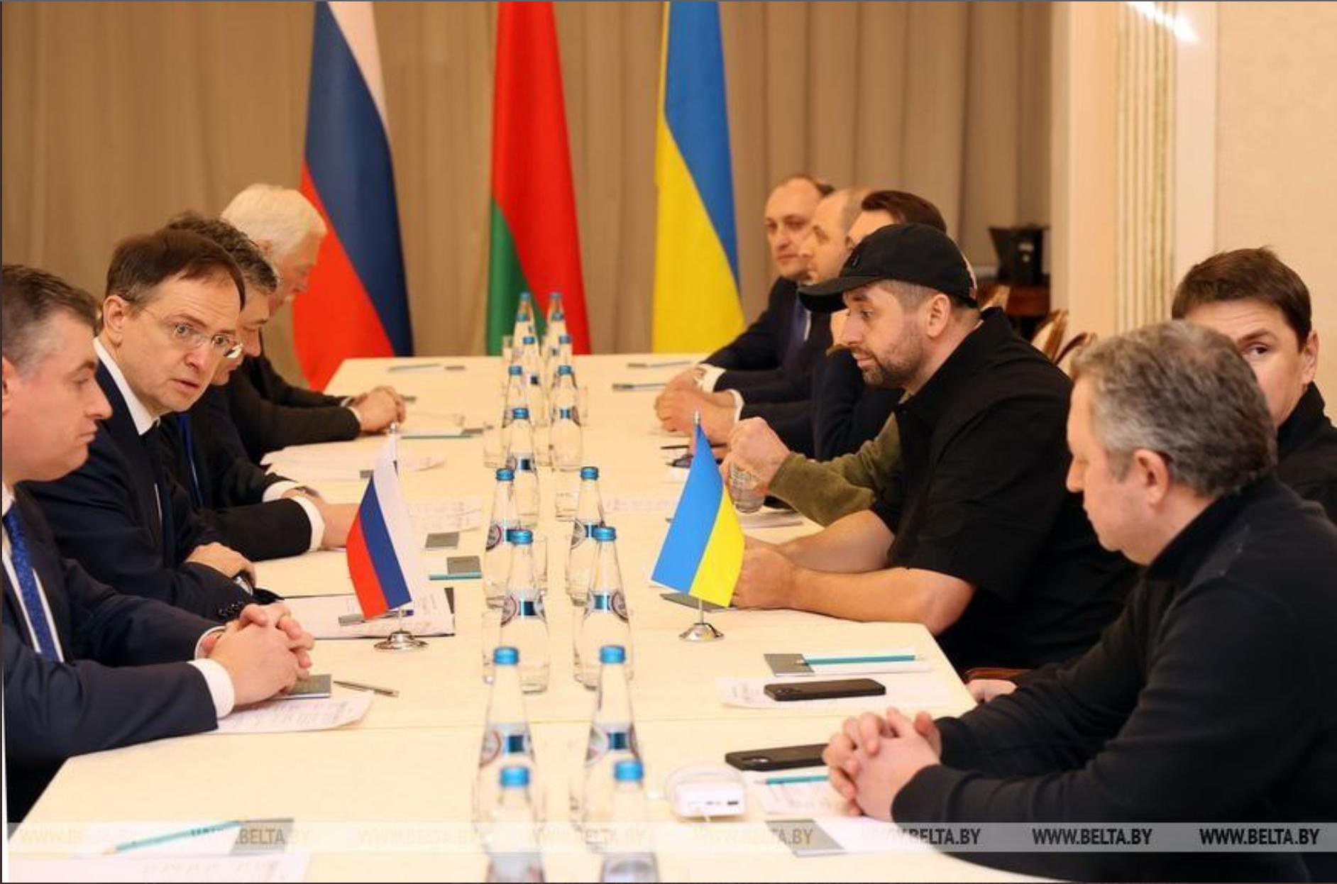 Ikoniczne zdjęcie z pierwszej rundy negocjacji delegacji rosyjskiej (z lewej) i ukraińskiej, 28 lutego 2022. W czapce z daszkiem David Arakhamia - szef parlamentarnej frakcji partii Zełenskiego Sługa Narodu