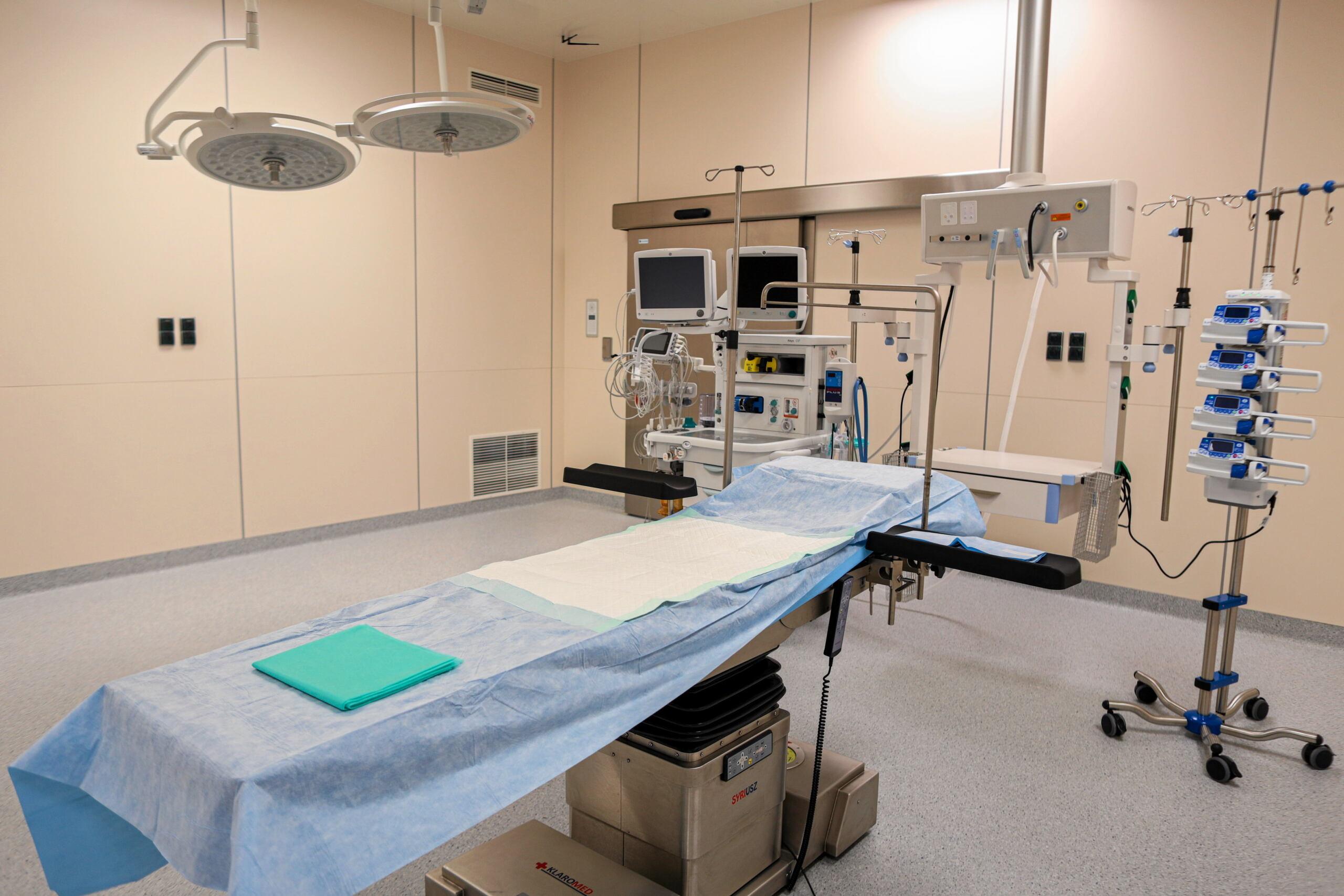 Stanowisko do ratowania pacjenta na oddziale ratunkowym (leżanka obłożona aparaturą medyczną)
