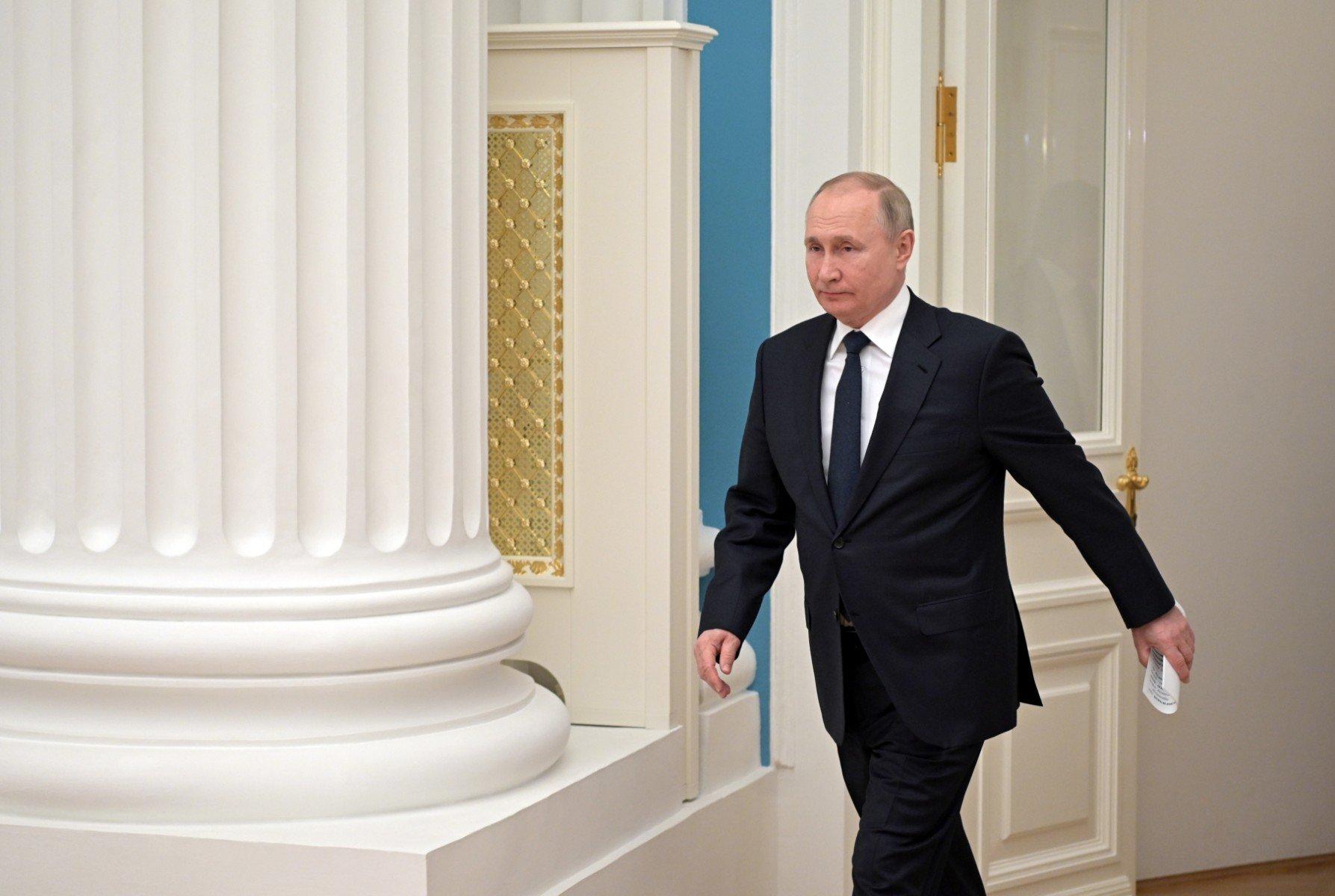 Putin idzie machając rękami