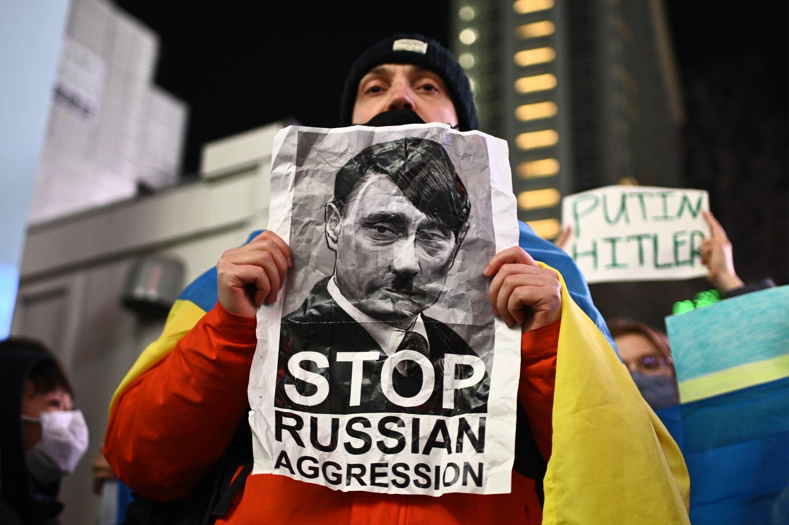 Na zdjęciu plakat z Putinem stylizowanym na Adolfa Hitlera