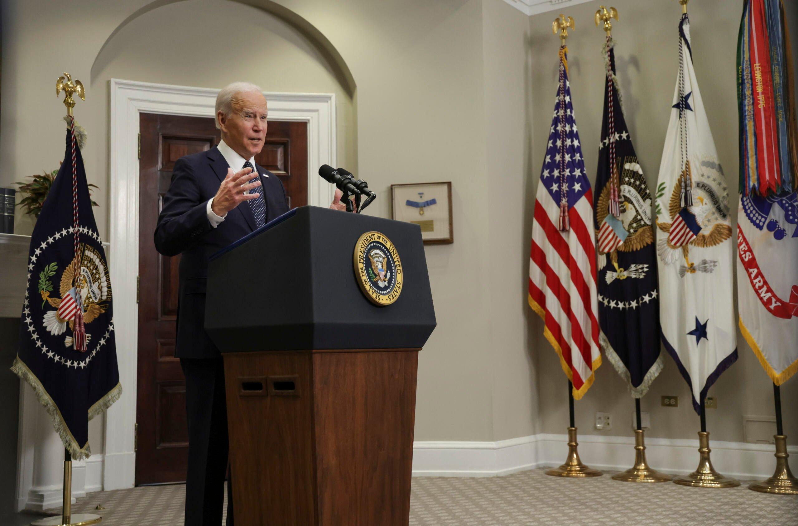 Starszy mężczyzna przy mówinicy (Joe Biden w Białym Domu)